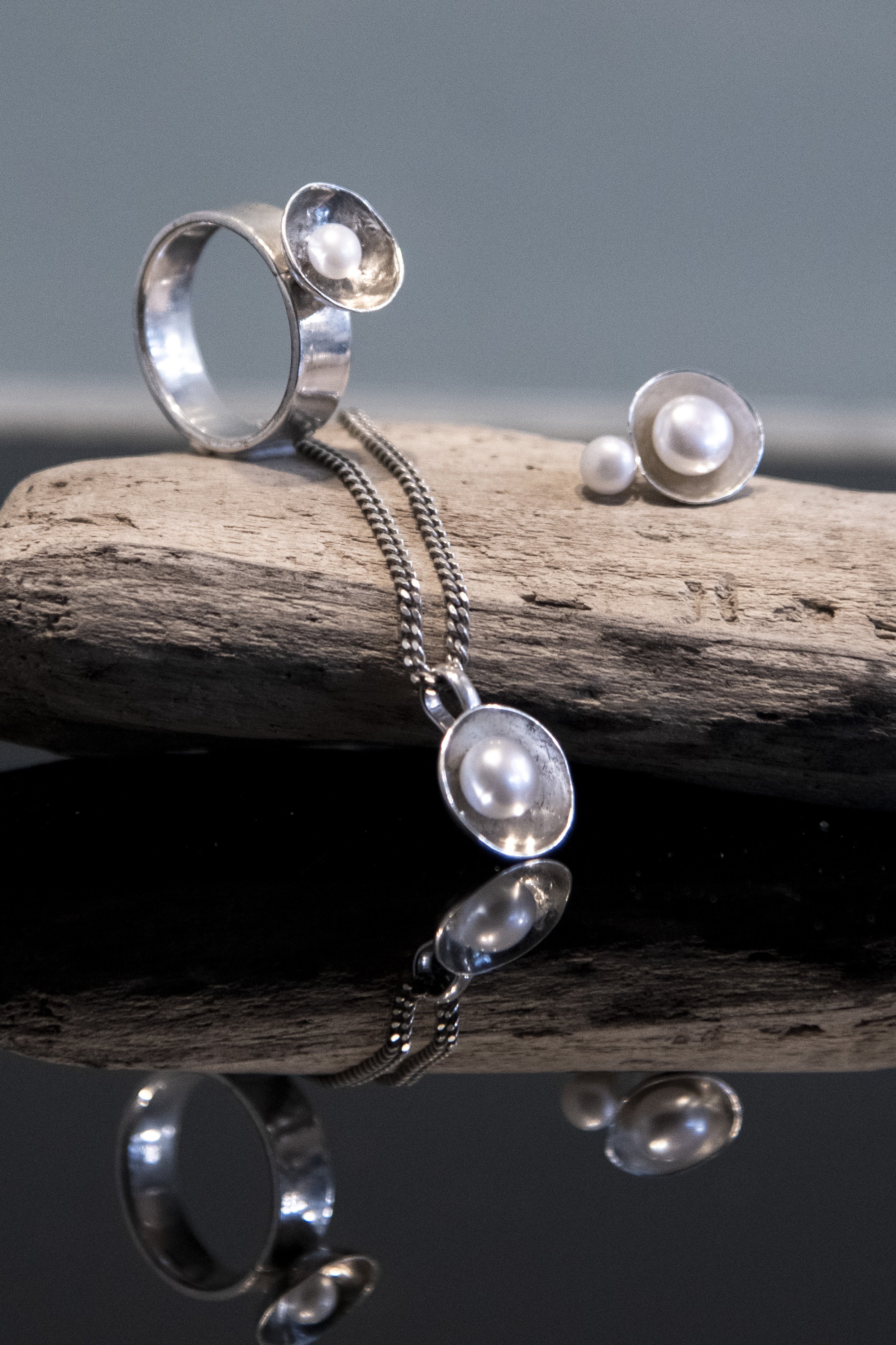 Parelcup set, ring oornellen en hanger. 