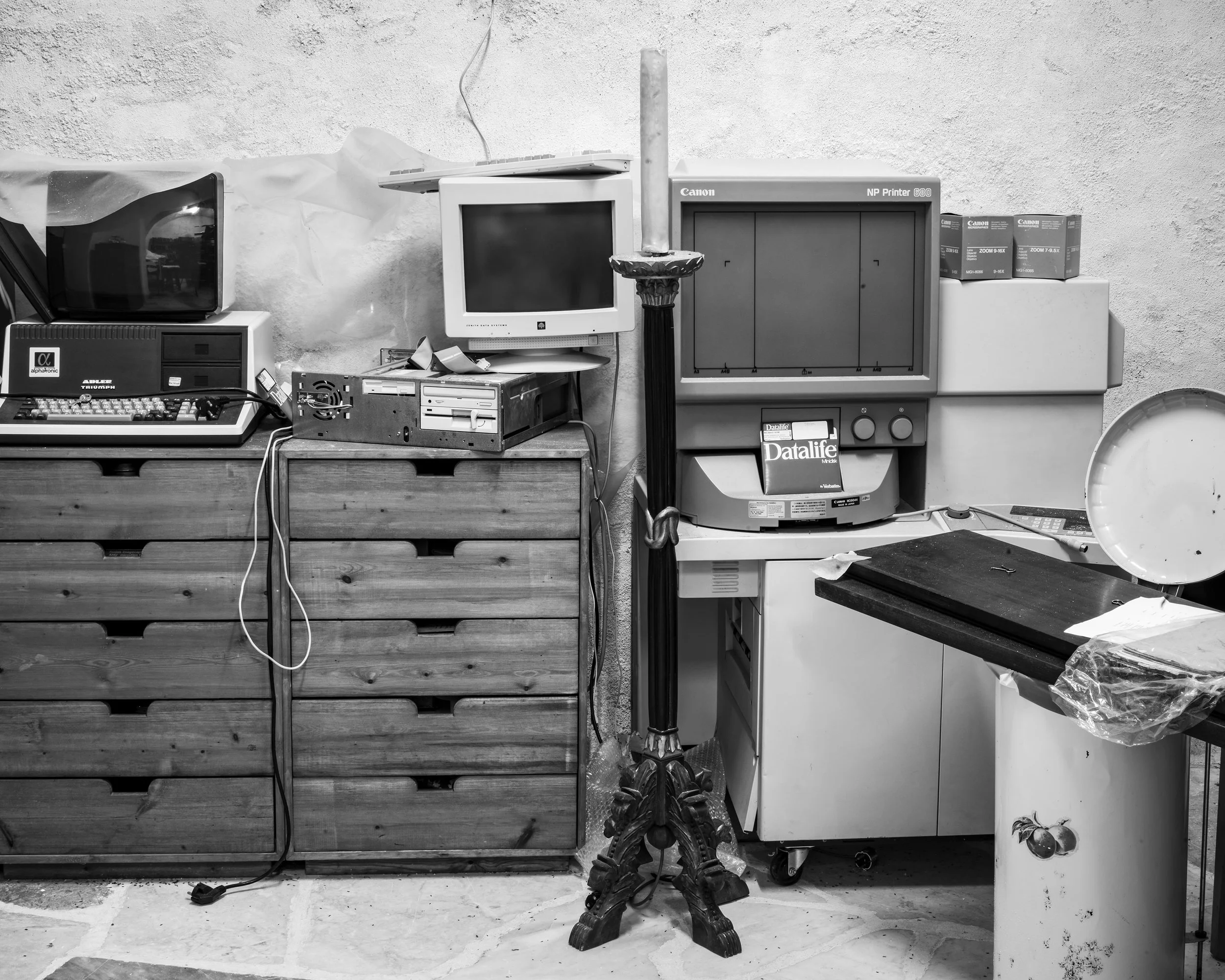 Harbour of the Soul. Datalife. An abandoned computer system from the late 1980s beside a data disc, in the documentation room next to the library.