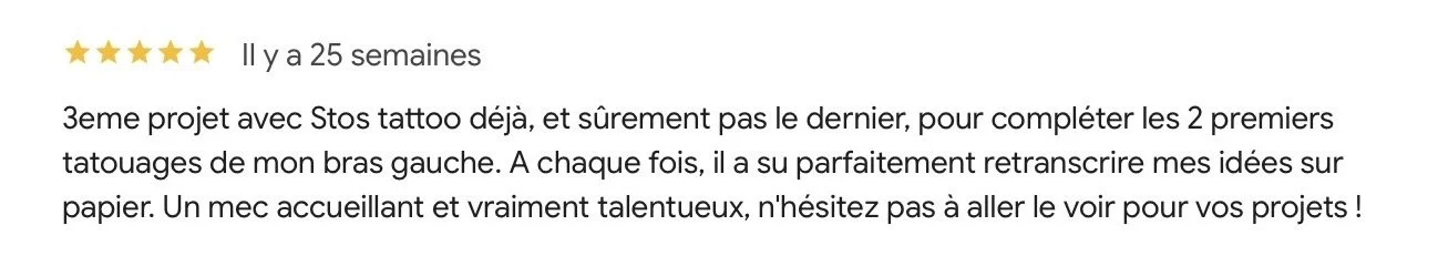 Avis avec des étoiles, mentionnant un projet de tatouage, avec des conseils sur la création de tatouages et la recommandation d'un tatoueur talentueux nommé Stos