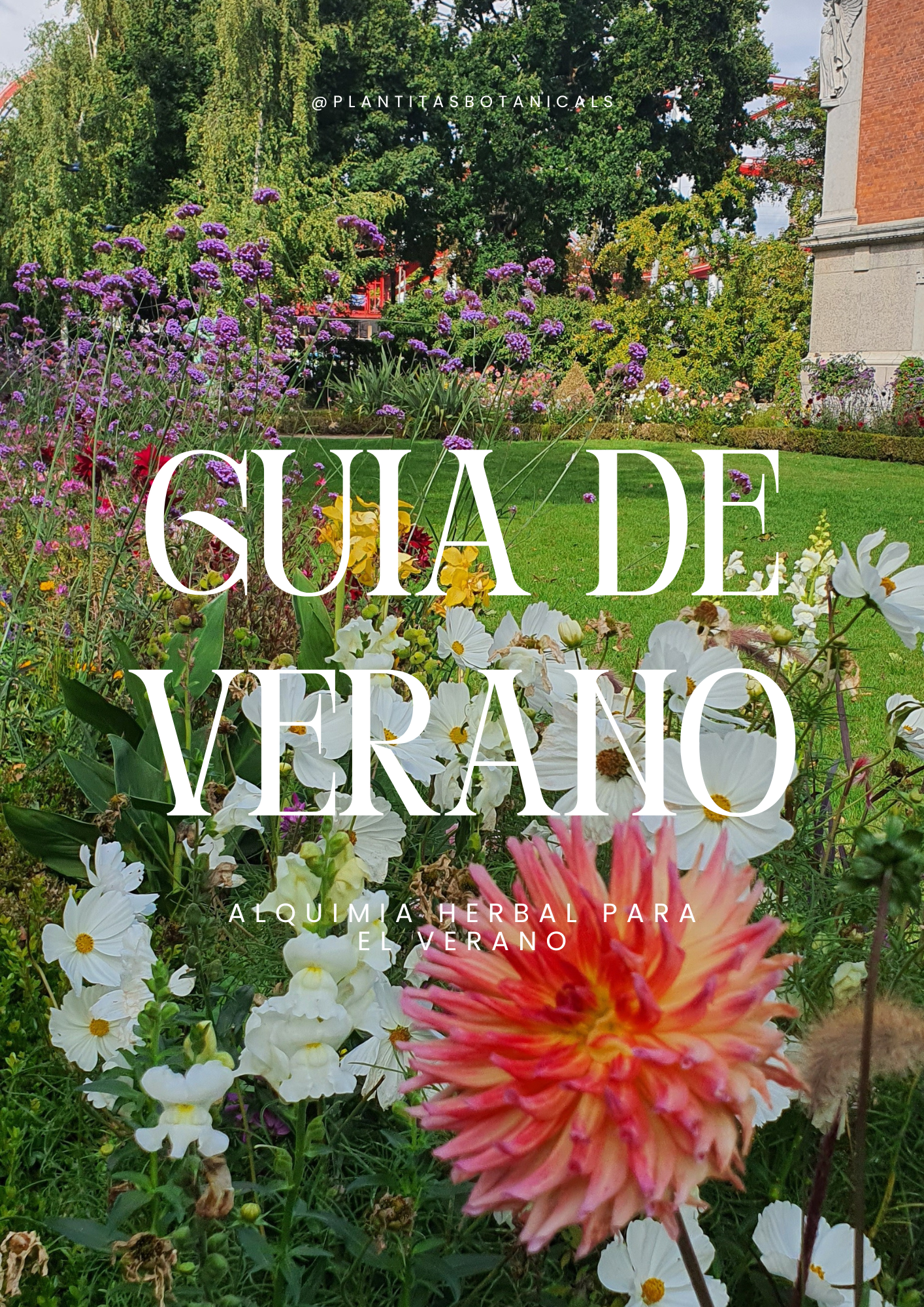 Un jardín con flores de diversos colores, incluyendo flores blancas, rosa y moradas, rodeado de árboles y edificaciones de ladrillo en el fondo, con texto en superposición que dice "GUA DE VERAÑO" y descripción "Alquimia herbal para el verano".