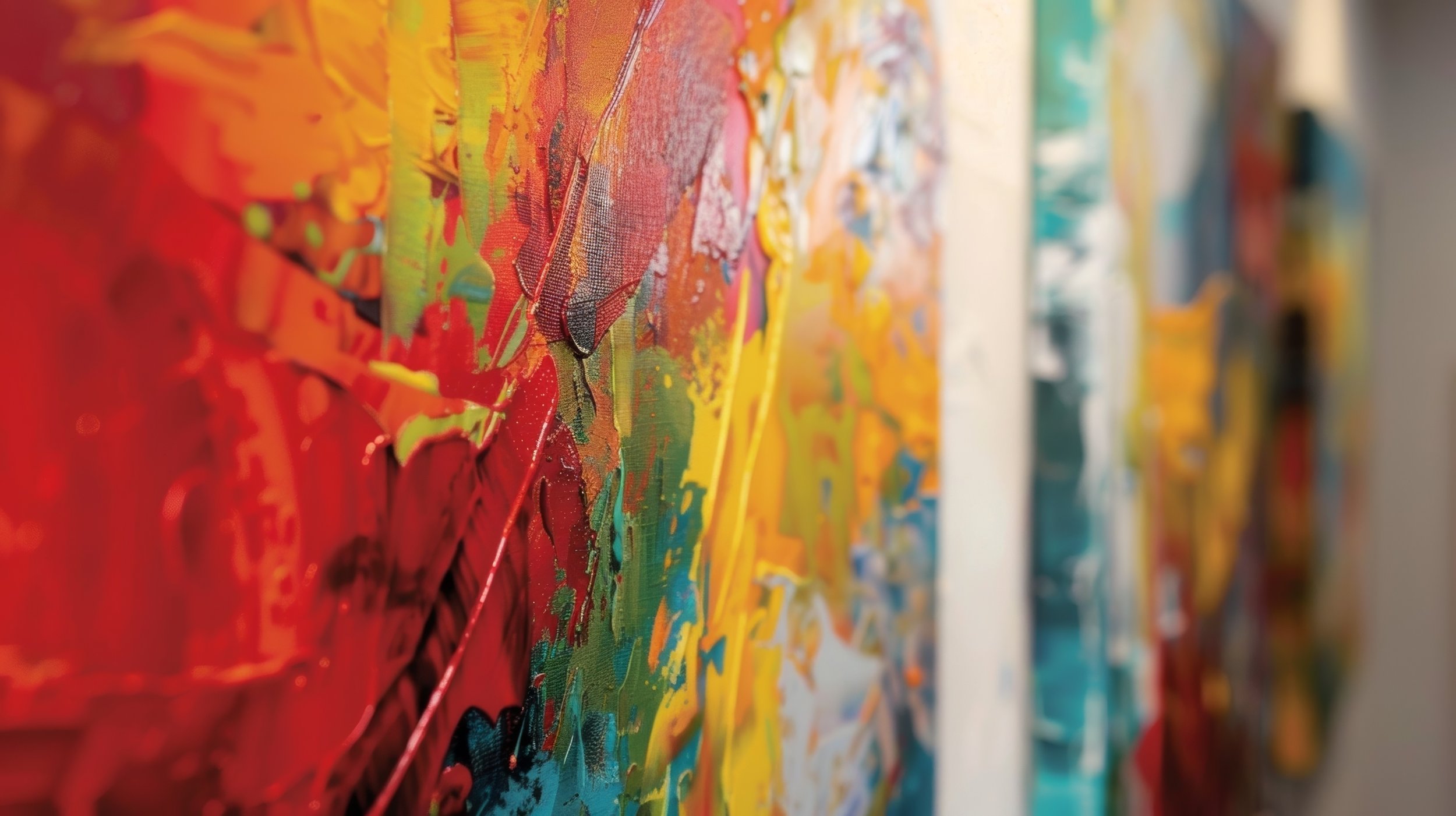 Ein farbenfrohes abstraktes Gemälde mit dicken, kräftigen Farbschichten in Rot, Gelb, Orange, Grün, Blau und anderen Farben, die auf einer Leinwand aufgetragen sind.