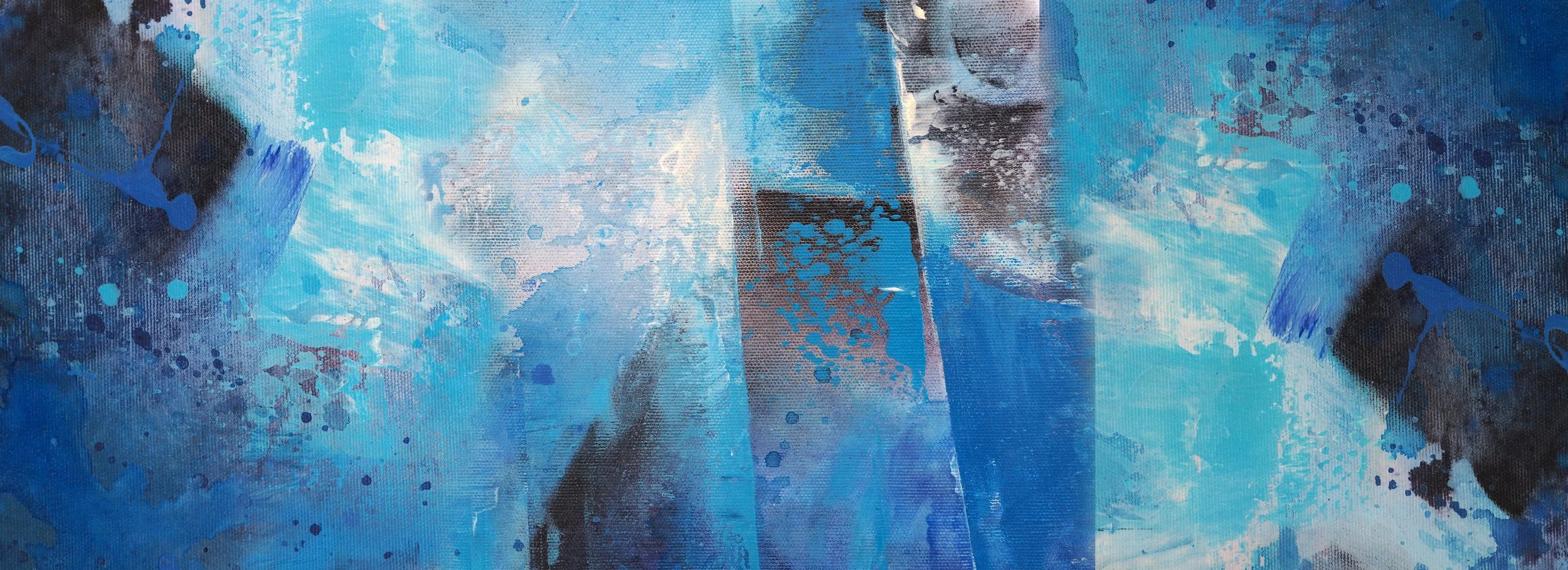 Abstraktes Gemälde in Blau- und Schwarztönen.