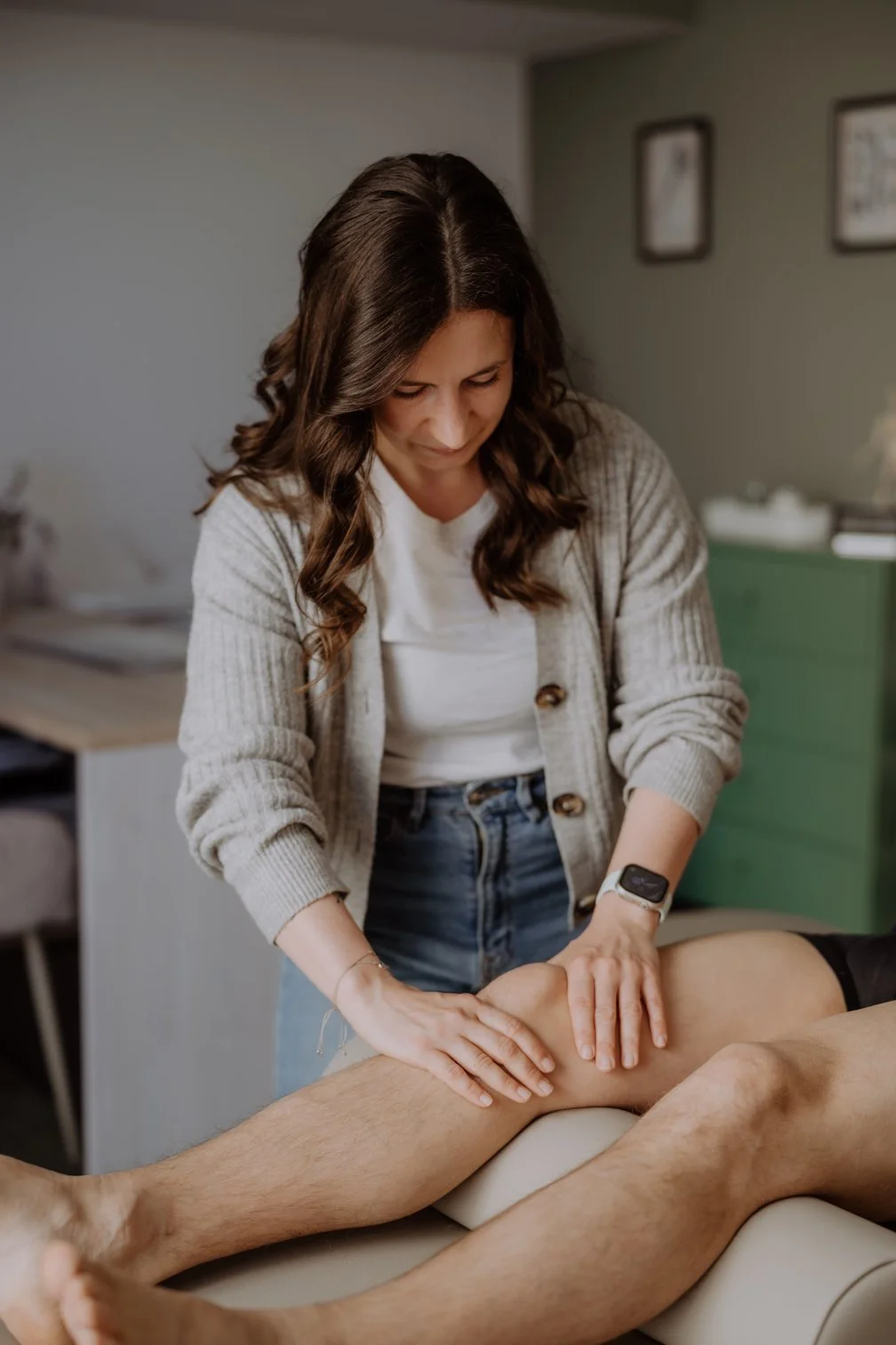 Patricia Bleicher bei der physiotherapeutischen Behandlung der Beine