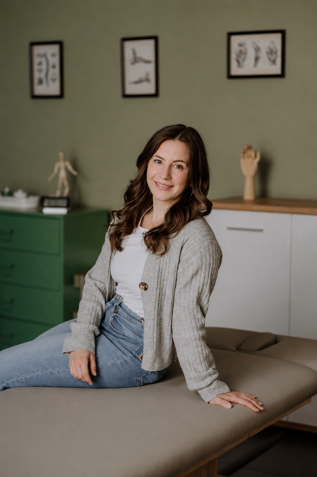 Patricia Bleicher, Physiotherapeutin, in ihrer Praxis in Neunkirchen.  Sitzt auf einer Behandlungsliege in der Praxis