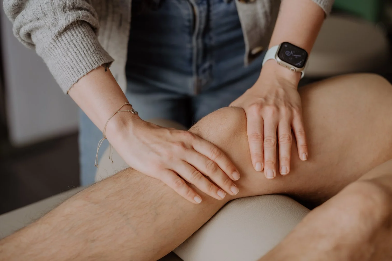 Patricia Bleicher bei der physiotherapeutischen Behandlung der Beine