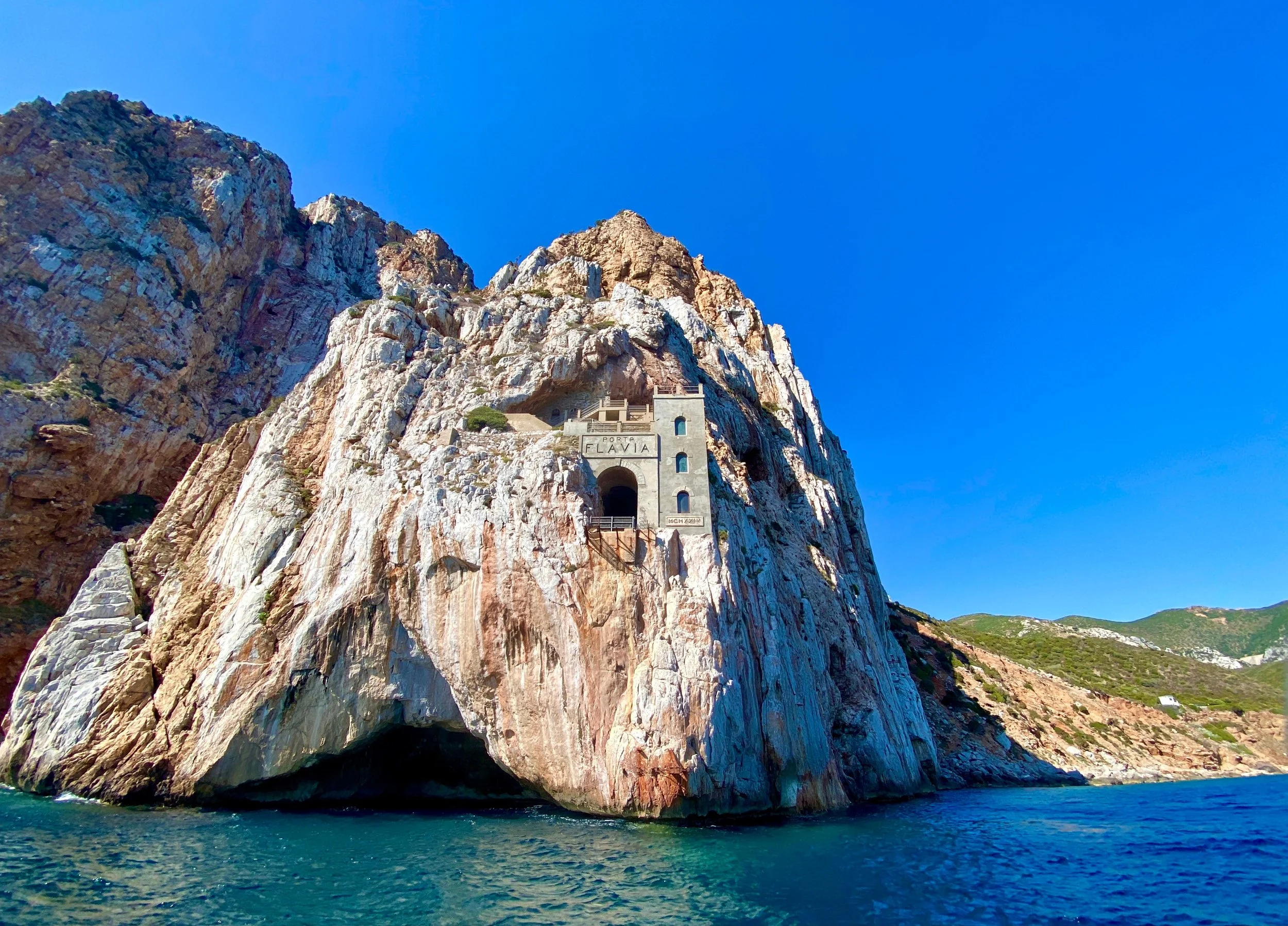Porto Flavia monument in Zuid-Sardinië