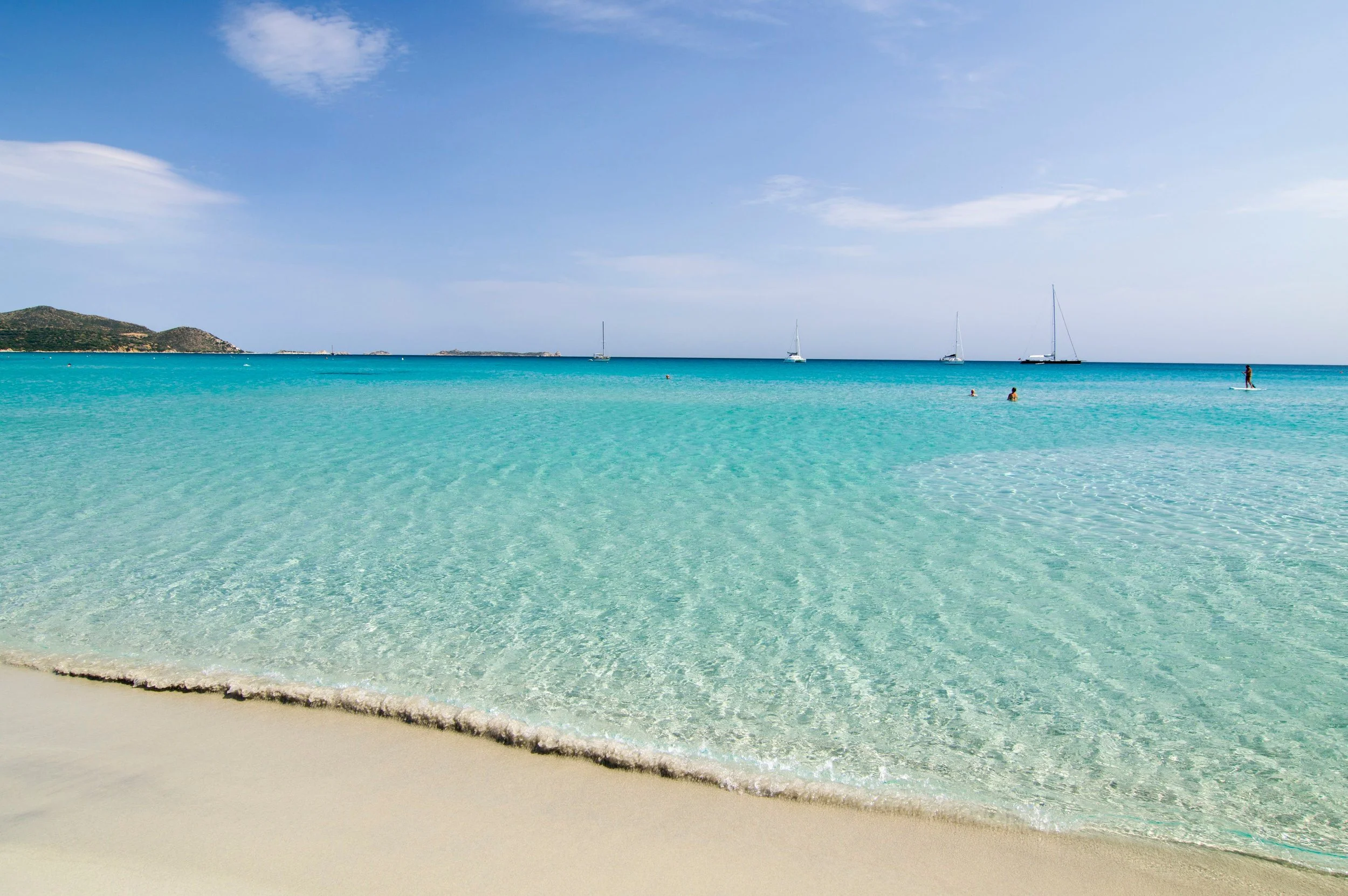 Turquoise water en wit zand bij Spiaggia di Tuerredda, een van de mooiste stranden van Zuid-Sardinië