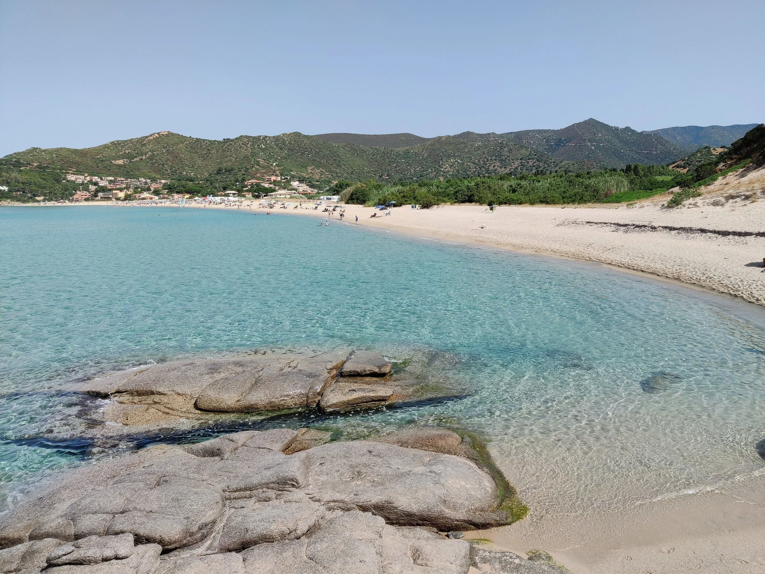Cala Sa Colonia, afgelegen kreek aan de voet van Monte Cogoni in Zuid-Sardinië