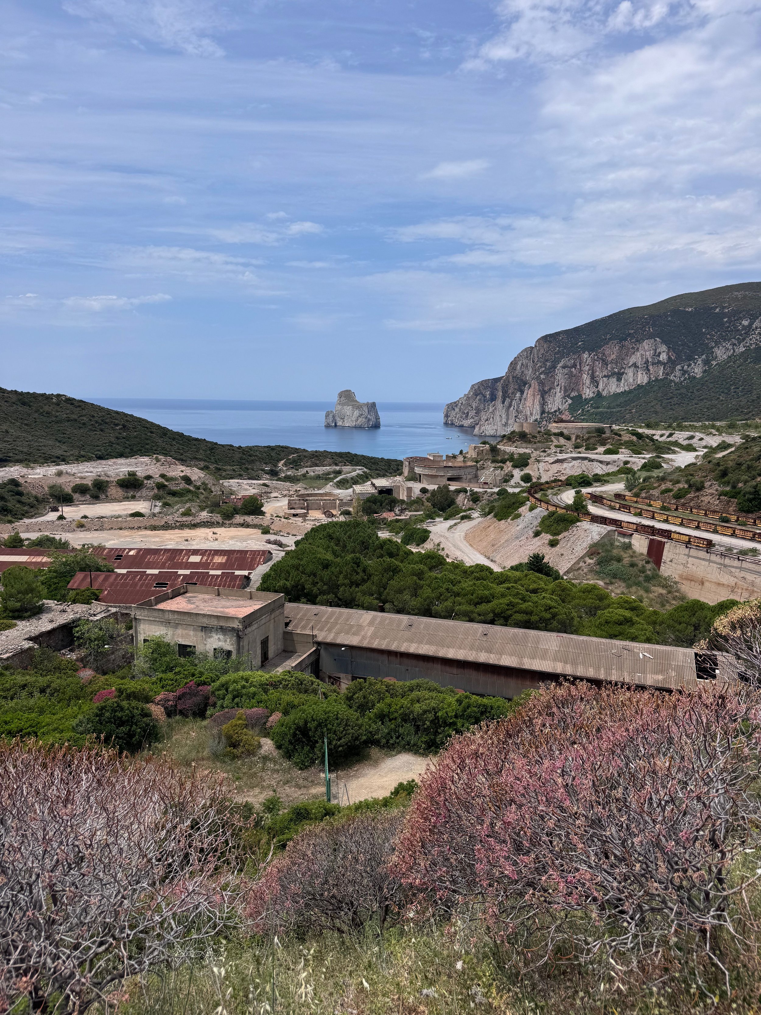 Mijnbouwgebied in Buggerru, Sardinië. Zicht op de Pan di Zucchero.