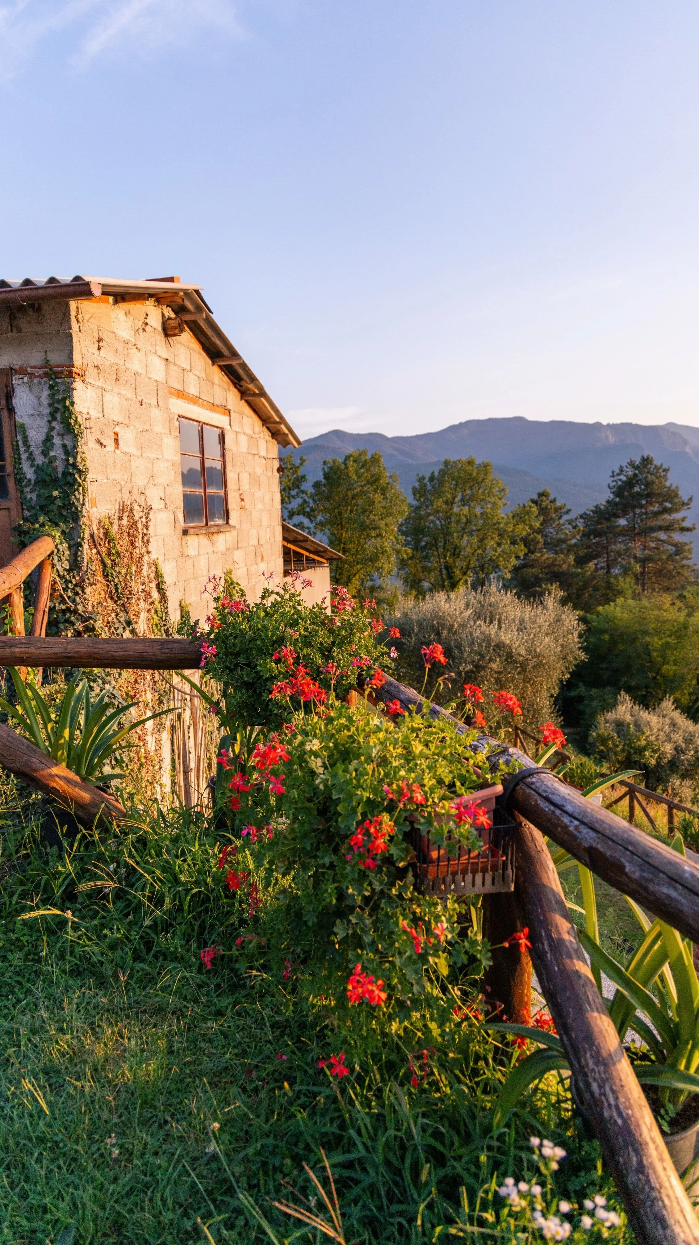 Agriturismo op Sardinië, zonsondergang en uitzicht op bergen