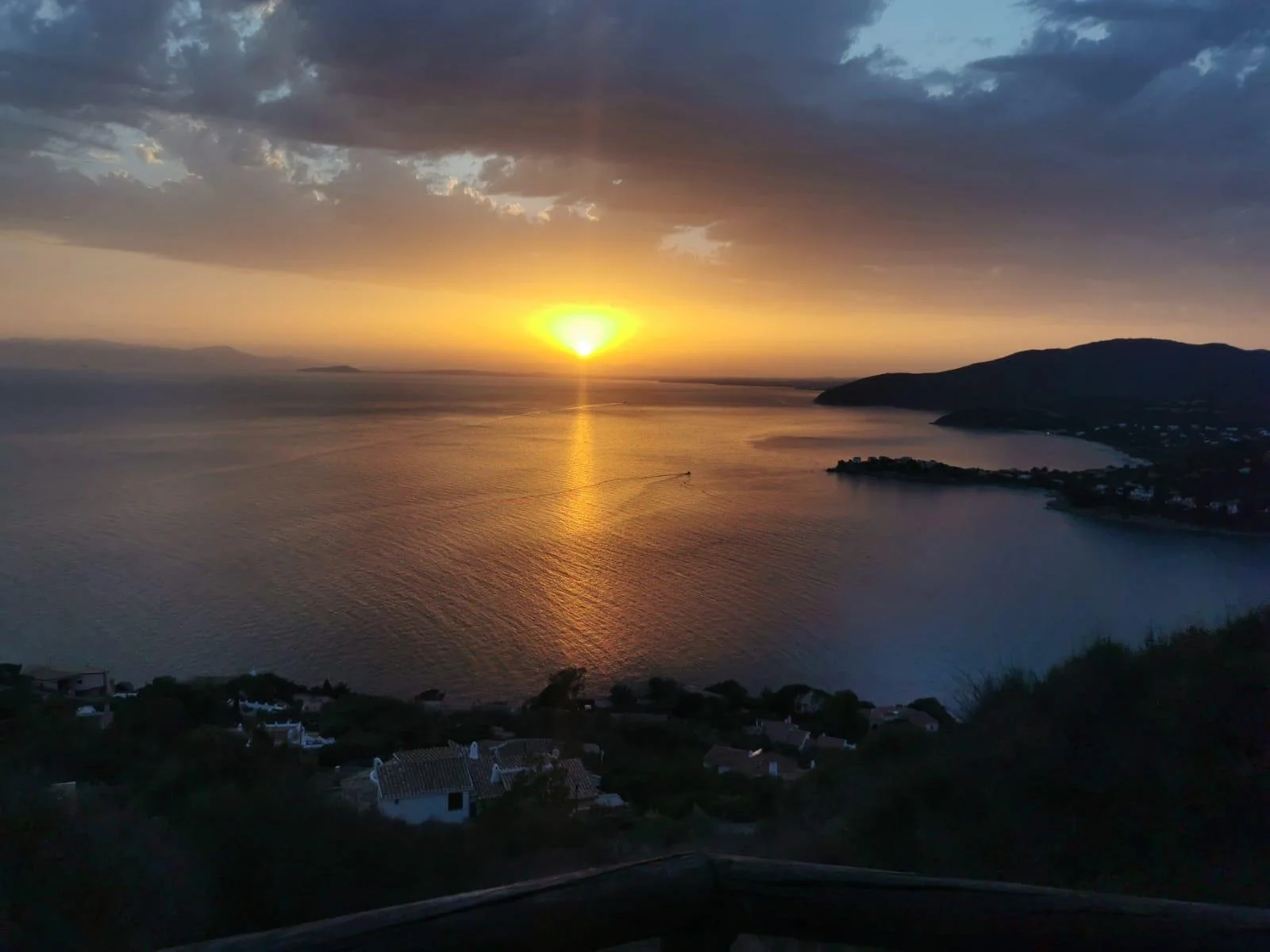 Zonsondergang met de zee in het herfstseizoen in Sardinie