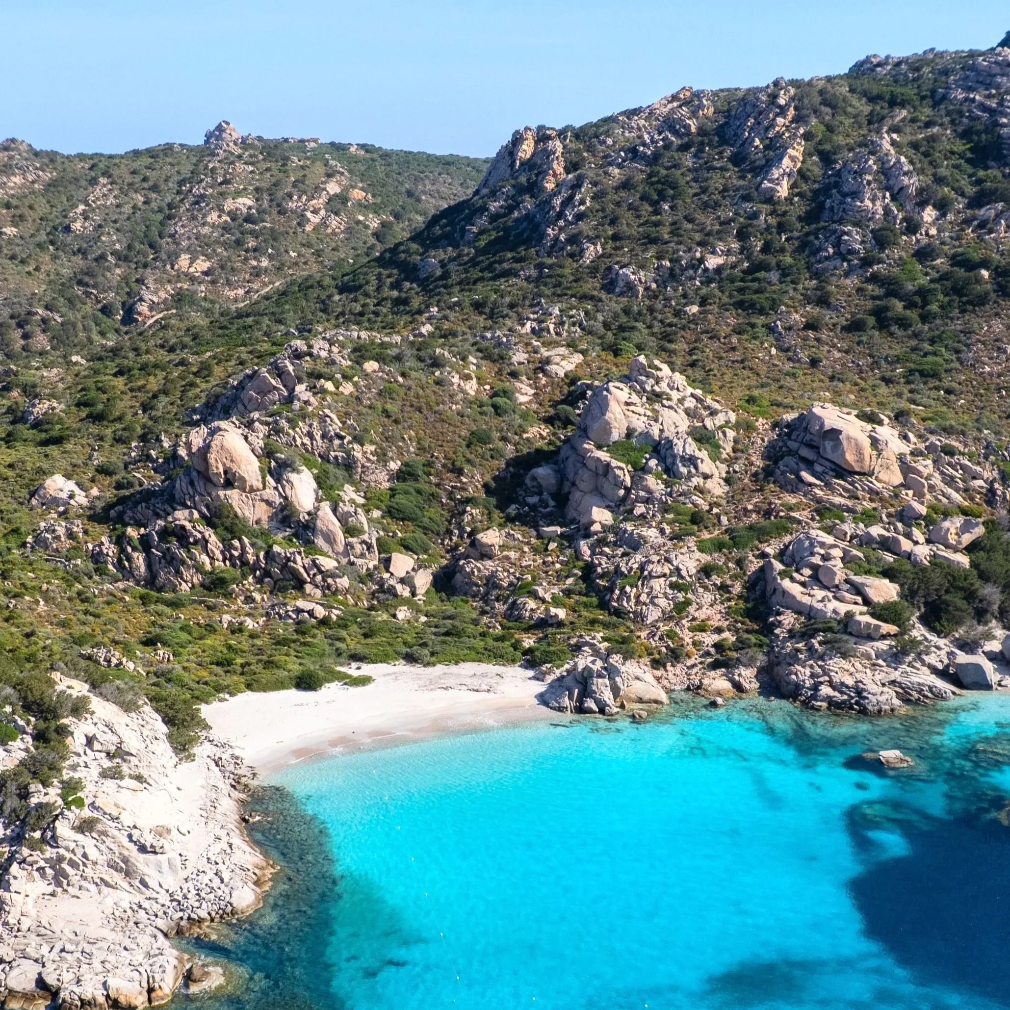 Cala Cipolla bij Chia, verborgen baai met kristalhelder water tussen de rotsen