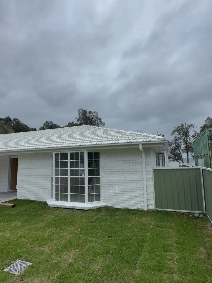 Before and after at tanilba bay. Full exterior repaint including roof and some aluminium windows. Inside to follow. The crew smashed this out with a good timeline and top quality finish 👌🏻 Roof colour surfmist.  House colour snowy mountains half