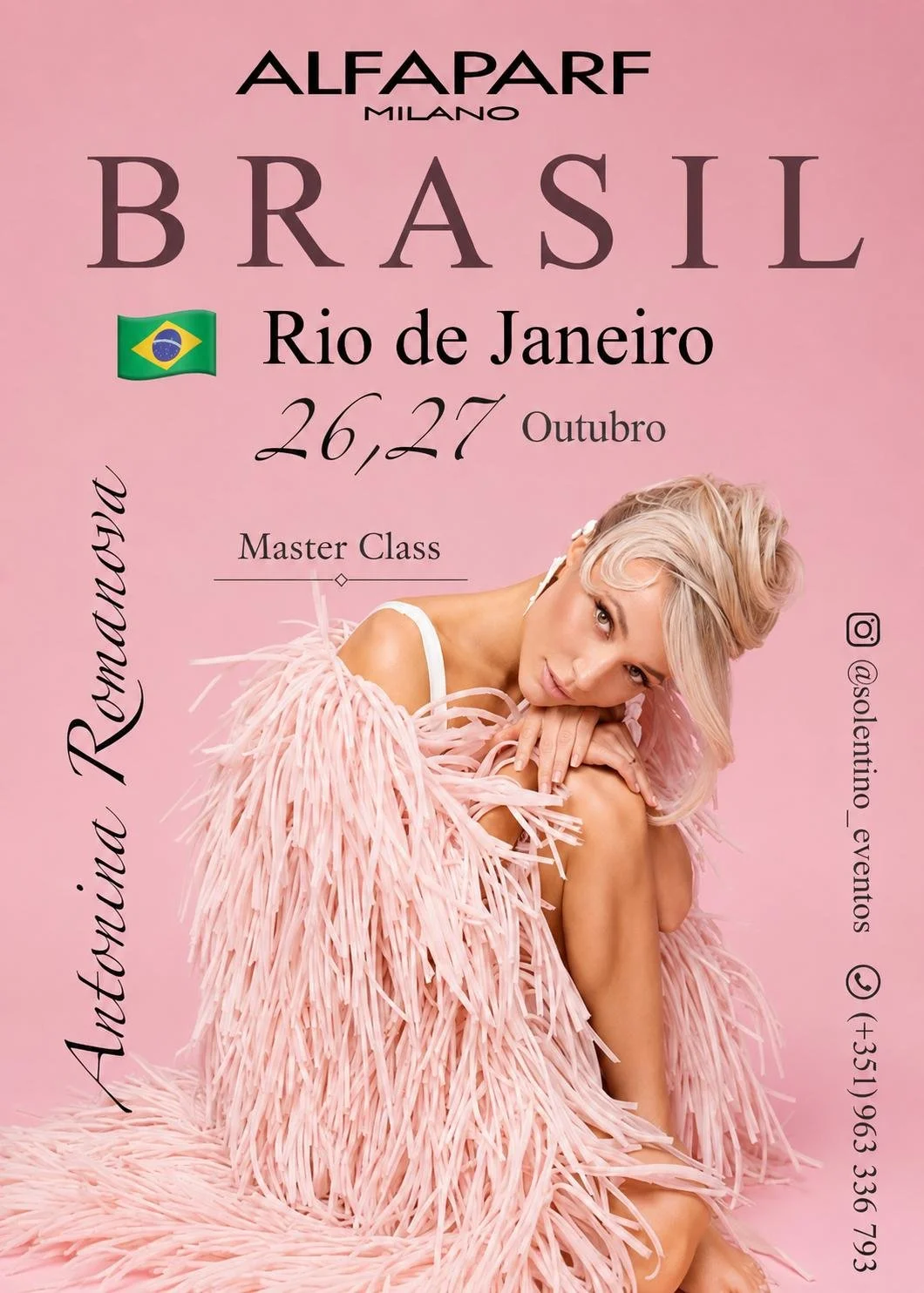 Convite para aula de beleza com a modelo sentada com cabelo loiro platinado usando roupa rosa de pelúcia, com detalhes em branco, contra fundo rosa claro, com informações do evento, como local, datas, horário e contato ao lado na direita.