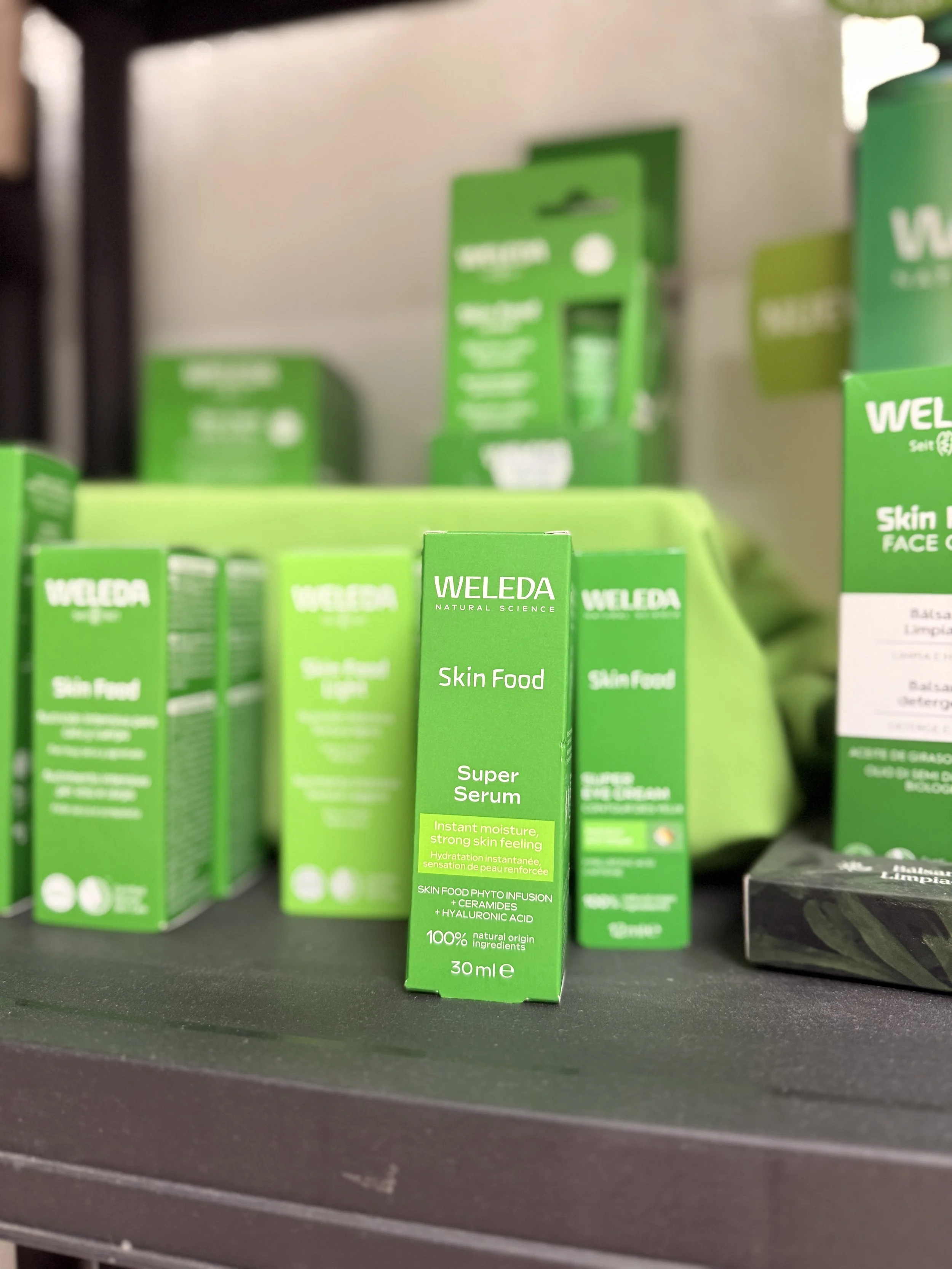 Caja de sérum facial Weleda Skin Food en una tienda de productos de cuidado de la piel en Sacedón España 