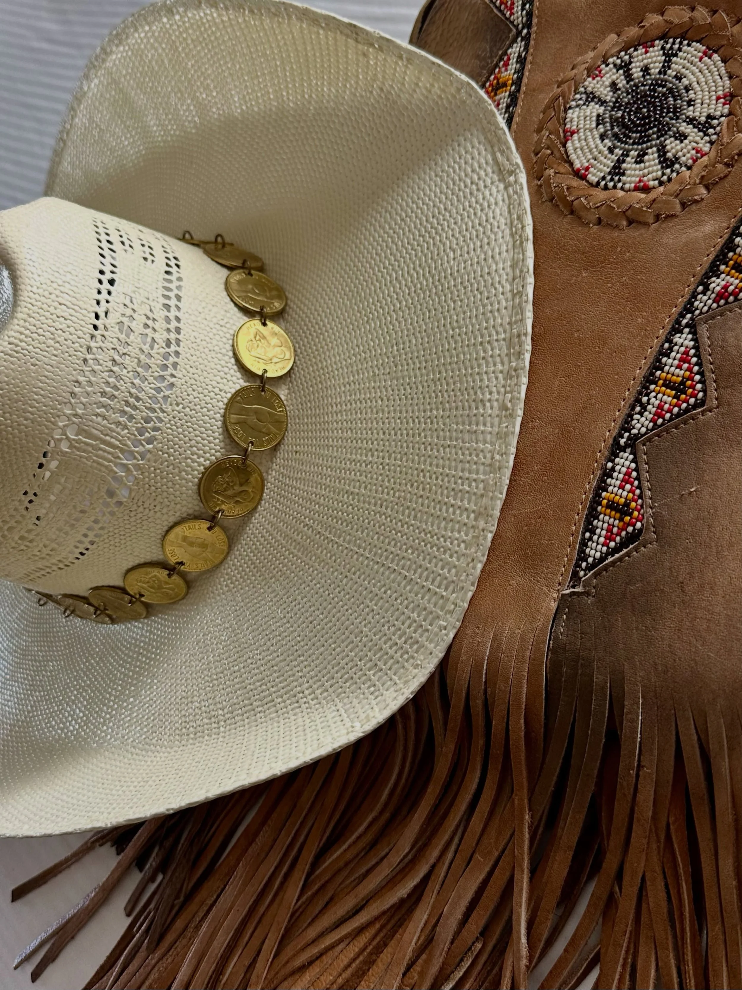 Aspen rodeo tonight with classic straw, Vintage peep show coin hat bands and vintage fringe bag. Rodeo or anywhere!

Take a close look at the band&hellip;heads you win or tails you win?