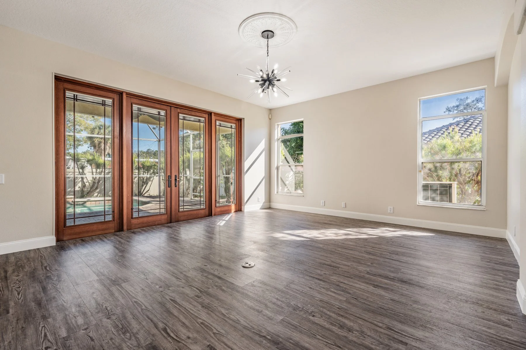 oversized family room empty