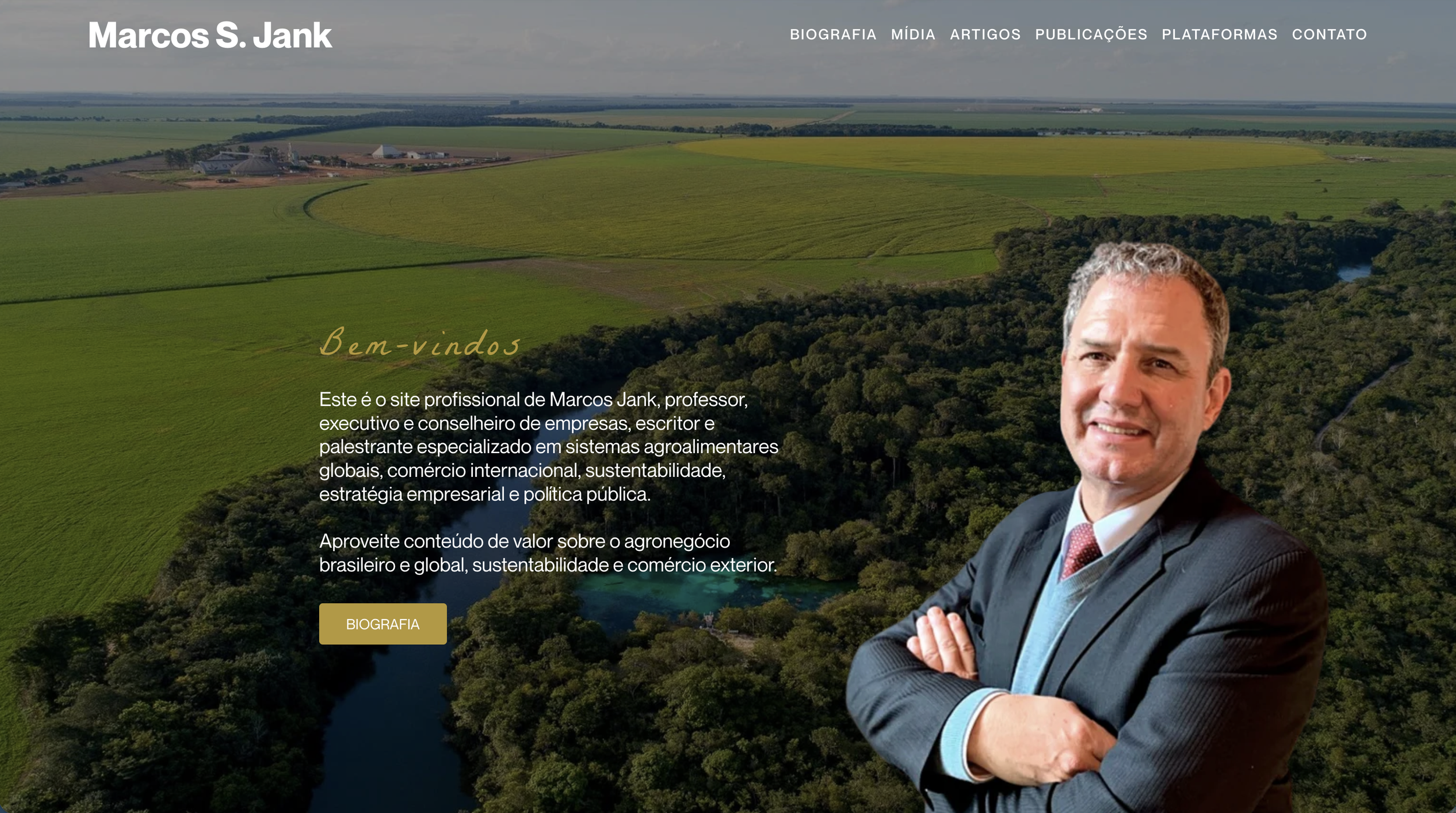Página do site profissional de Marcos S. Jank, que mostra uma paisagem de campos verdes, uma lagoa e uma floresta, com uma foto de Marcos S. Jank sorrindo à direita, usando terno e gravata vermelha. Há um menu superior com opções como Biografia, Mídia, Artigos, Publicações, Plataformas e Contato. O texto de boas-vindas apresenta Marcos Jank como professor, executivo, conselheiro de empresas, escritor e palestrante especializado em sistemas agroalimentares, comércio internacional, sustentabilidade, estratégia empresarial e política pública.