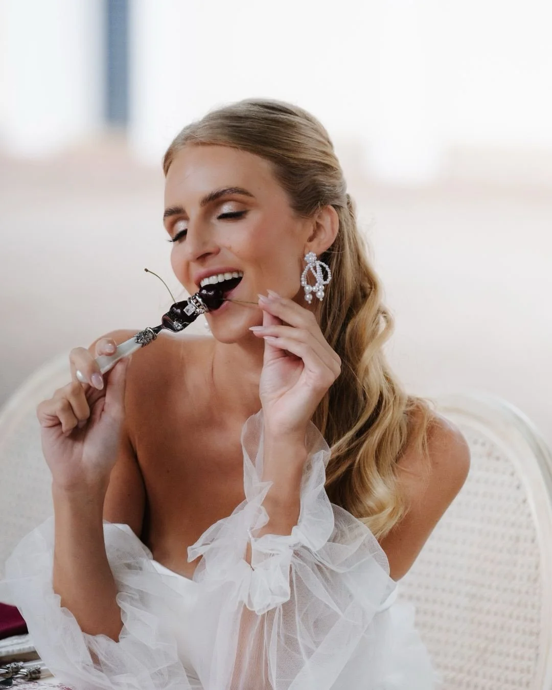 Eins meiner liebsten Bilder 🔥 @carolynroesner 

Foto: @tabeapommer.weddings 
Planung und Konzept: @carolinardler_hochzeiten
Location: @rittergutfalkenhardt
Brautpaar: @carolynroesner 
St&uuml;hle, Geschirr, Dekoration: @hochzeitsdekoration
Creative 