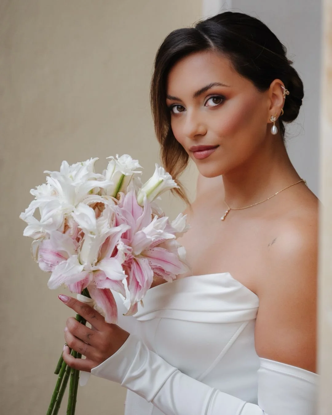 Beautiful Bride 👰🏽&zwj;♀️ @larawbt 

Foto: @tabeapommer.weddings 
Planung und Konzept: @carolinardler_hochzeiten
Location: @rittergutfalkenhardt
Single Bride: @larawbt
Dekoration: @hochzeitsdekoration
Floristik: @karinwilbertblumen
Stylistin: @lena