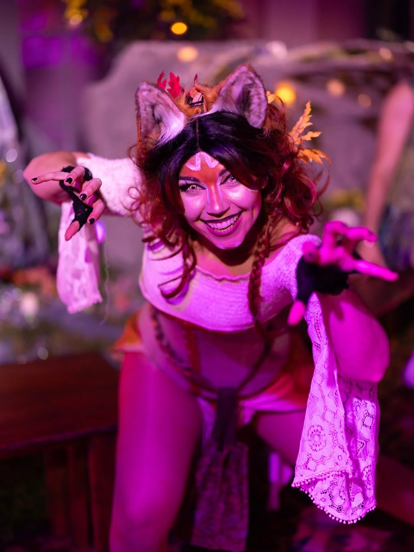 Volpe the self proclaimed&ldquo;Master Thief&rdquo; got to debut in the fae room of An&rsquo;Havia at @lojmasquerade this year AND IT COULDN&rsquo;T HAVE BEEN DONE WITHOUT THE INCREDIBLE HELP OF THE FOLLOWING BEAUTIFUL CREATIVES 🦊🦊🦊
Costume: @durn