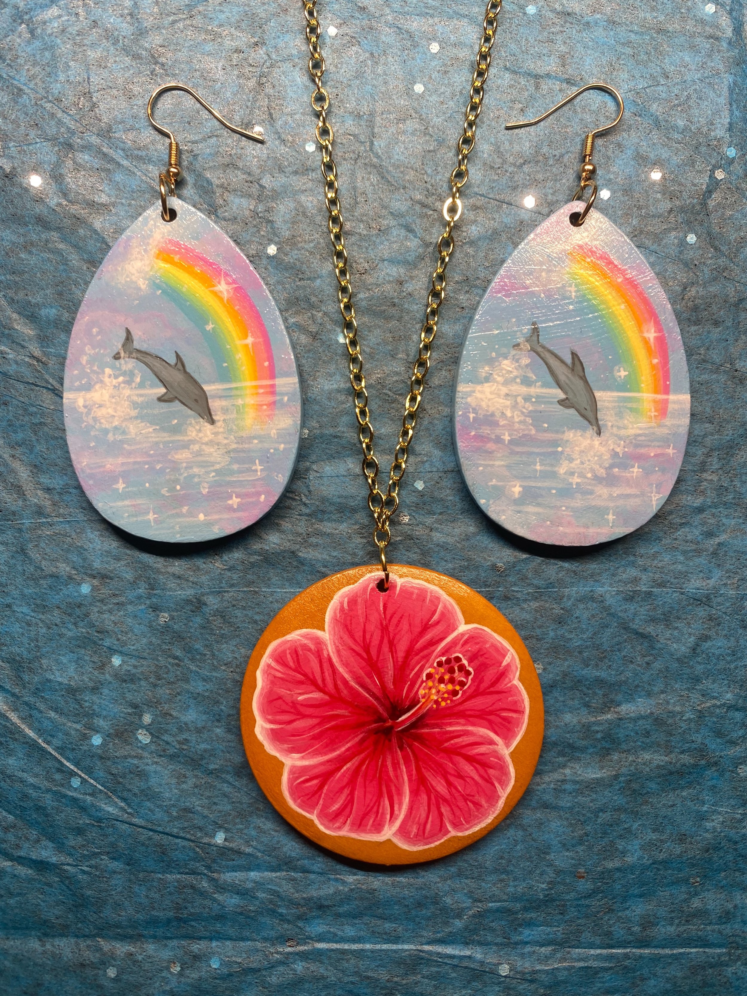 commissioned tropical set 🌴🌈✨ i love this vibe soooo much!! 

#handpaintedjewelry #tropicaljewelry #dolphinearrings #hibiscus #hibiscusnecklace