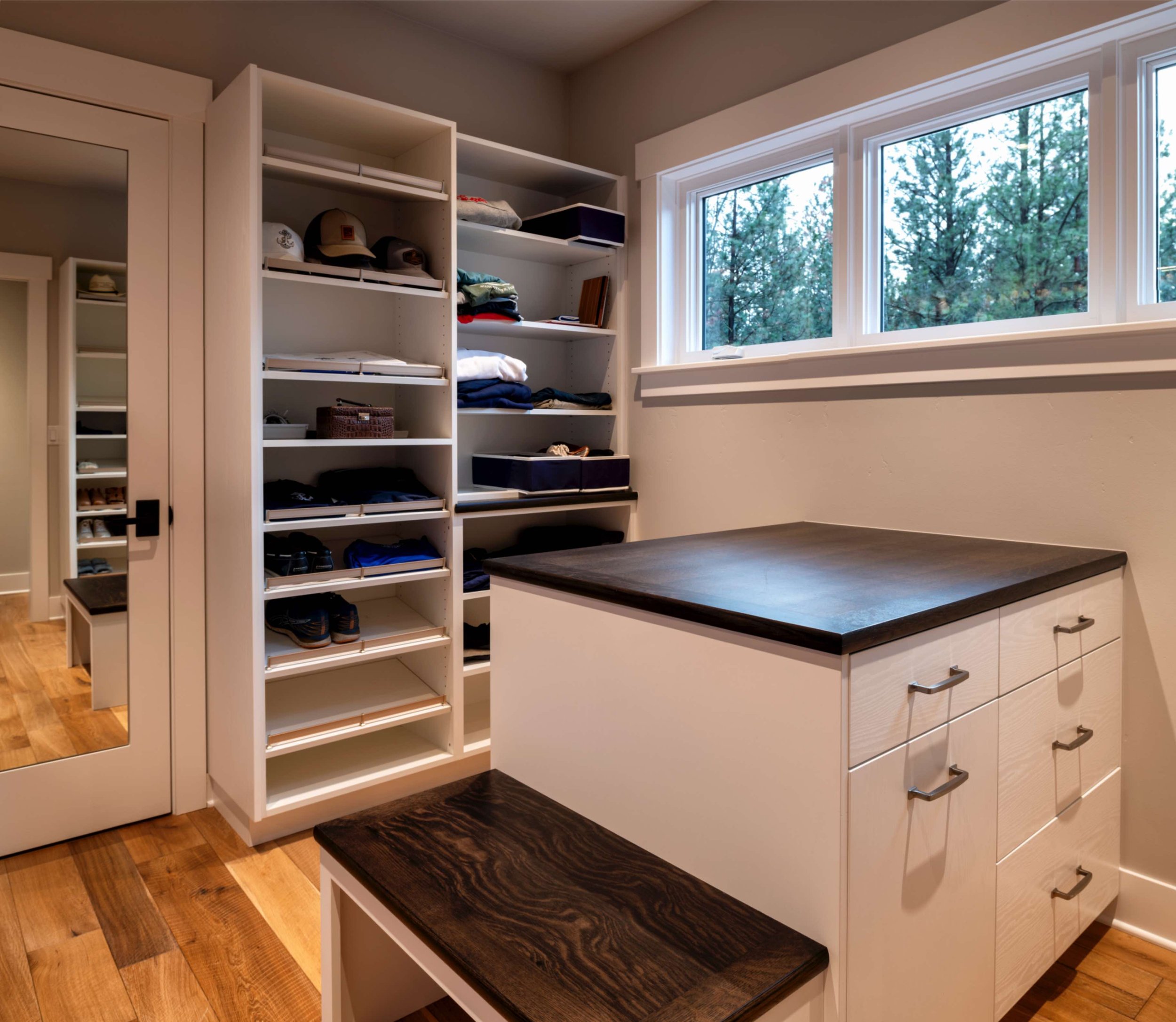 Walk-in-closet-island.jpg