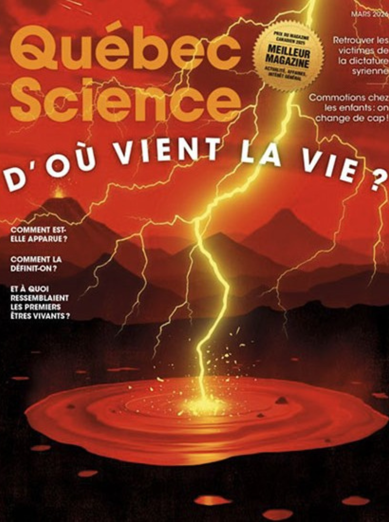 Couverture de magazine intitulée "Québec Science" avec un fond rouge, des montagnes en silhouette, des éclairs et une décharge électrique dans une cuvette de lave, illustrant un thème scientifique sur l'origine de la vie.