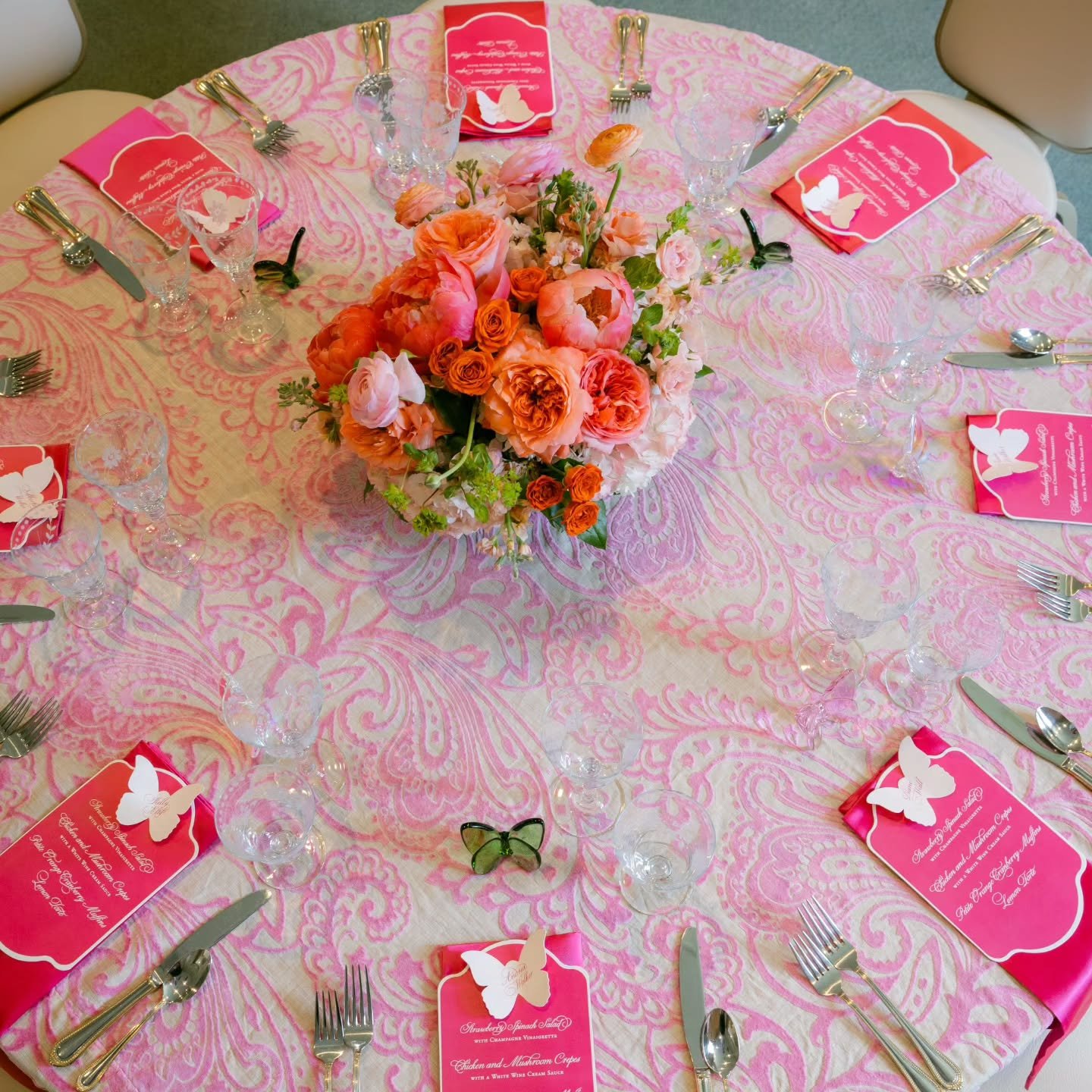 There is just something about coral, pink, and orange 😍 the perfect summer colors!

This bridal luncheon was full of soft blooms, pretty details, and so much excitement for the weekend ahead. Seeing everything come together never gets old.

I'm so t