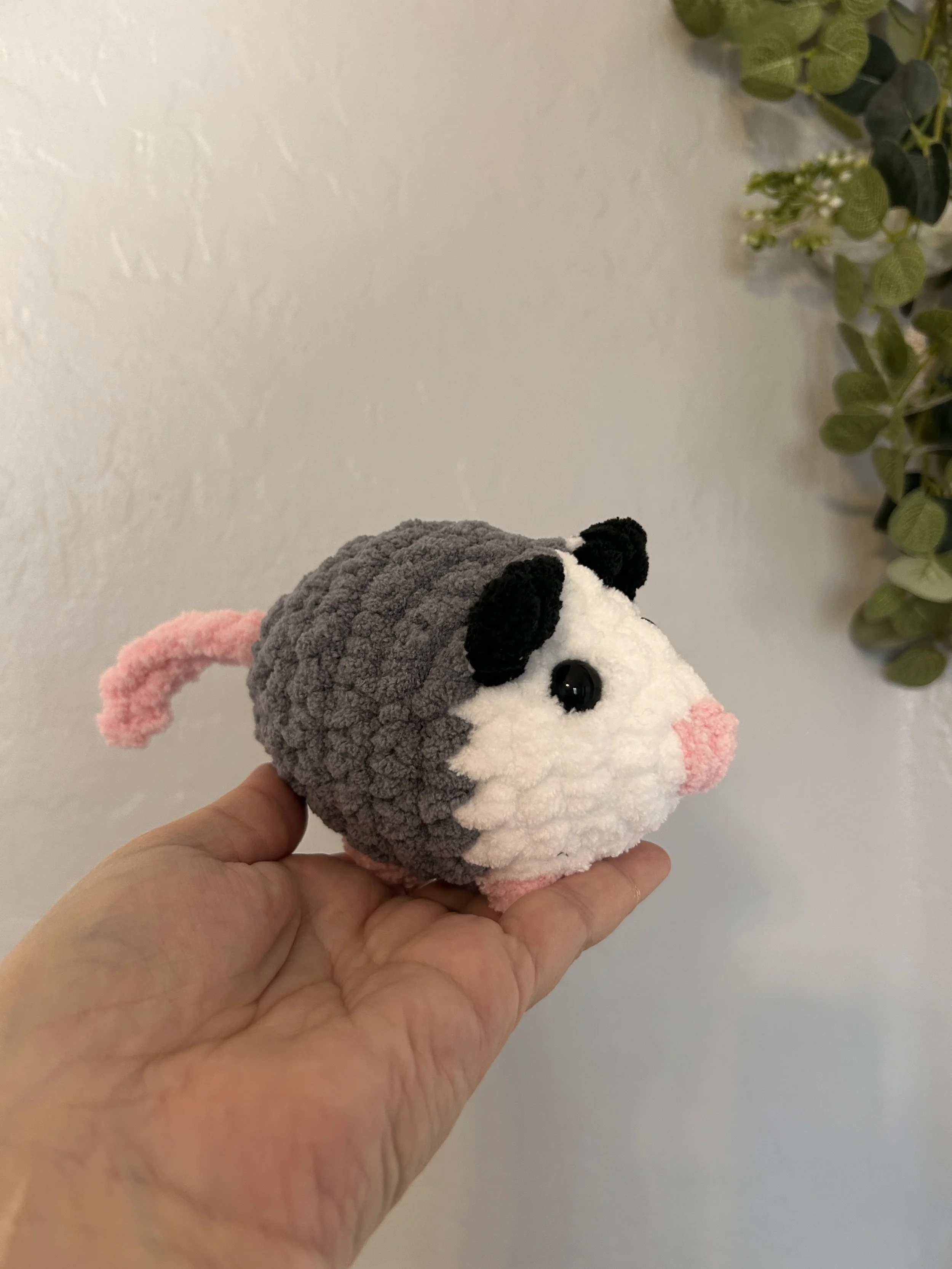 Market Opossum from CluckandBuzzCrochet on IG
