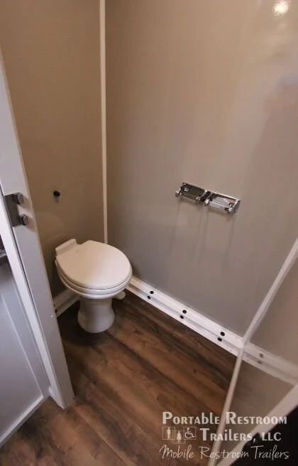 toiletinterior655x420logo_3_2.jpg