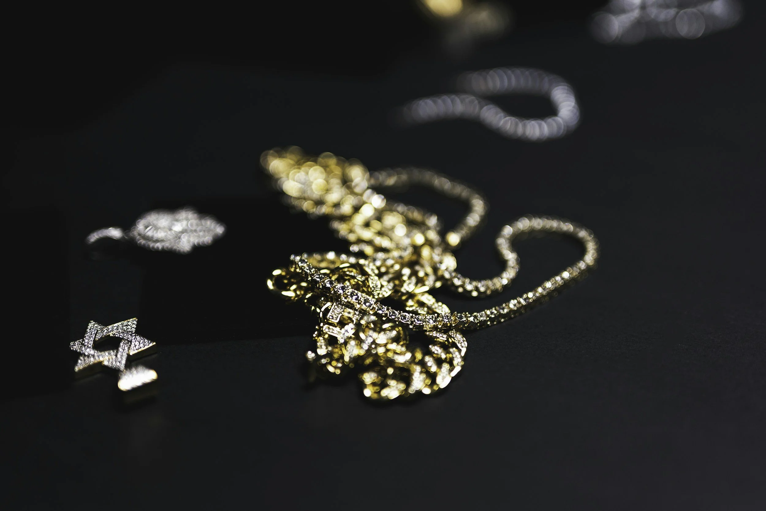 Gold jewelry prepared for a precious-metal evaluation