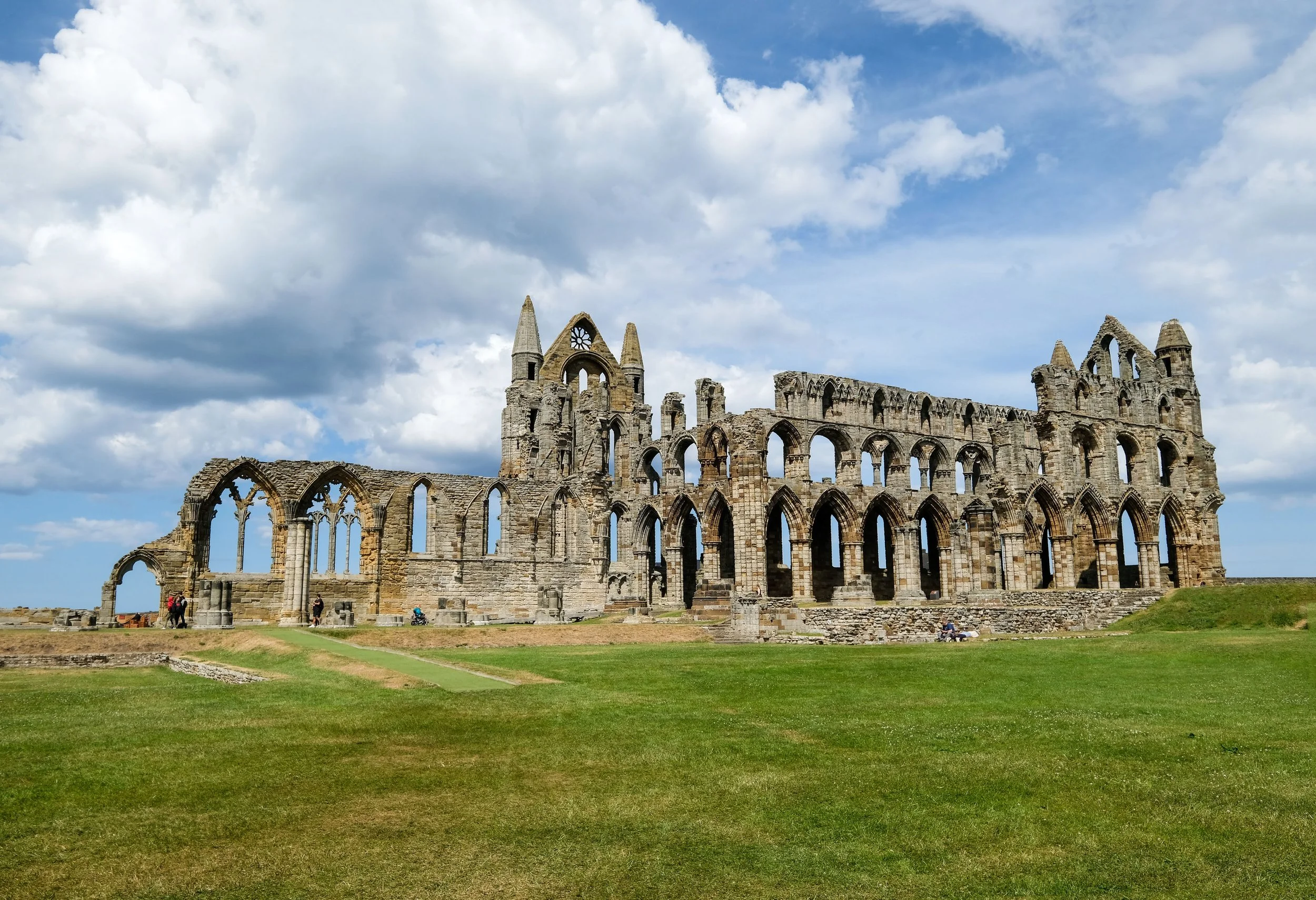 Whitby_Abbey_(geograph_7249897).jpg