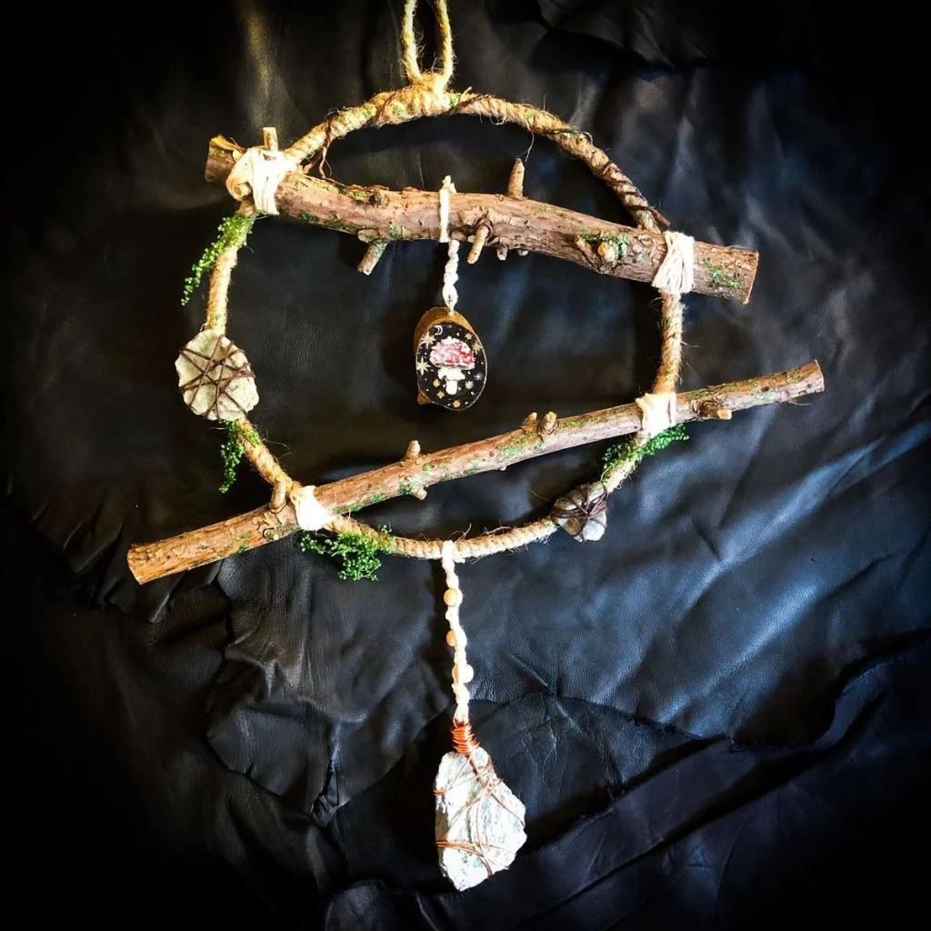 "Amanita Muscaria" – Shamanic Medicine Talisman.  
Acrylic painting on pine wood, serpentinite stone, rope, conifer wood, copper wire.