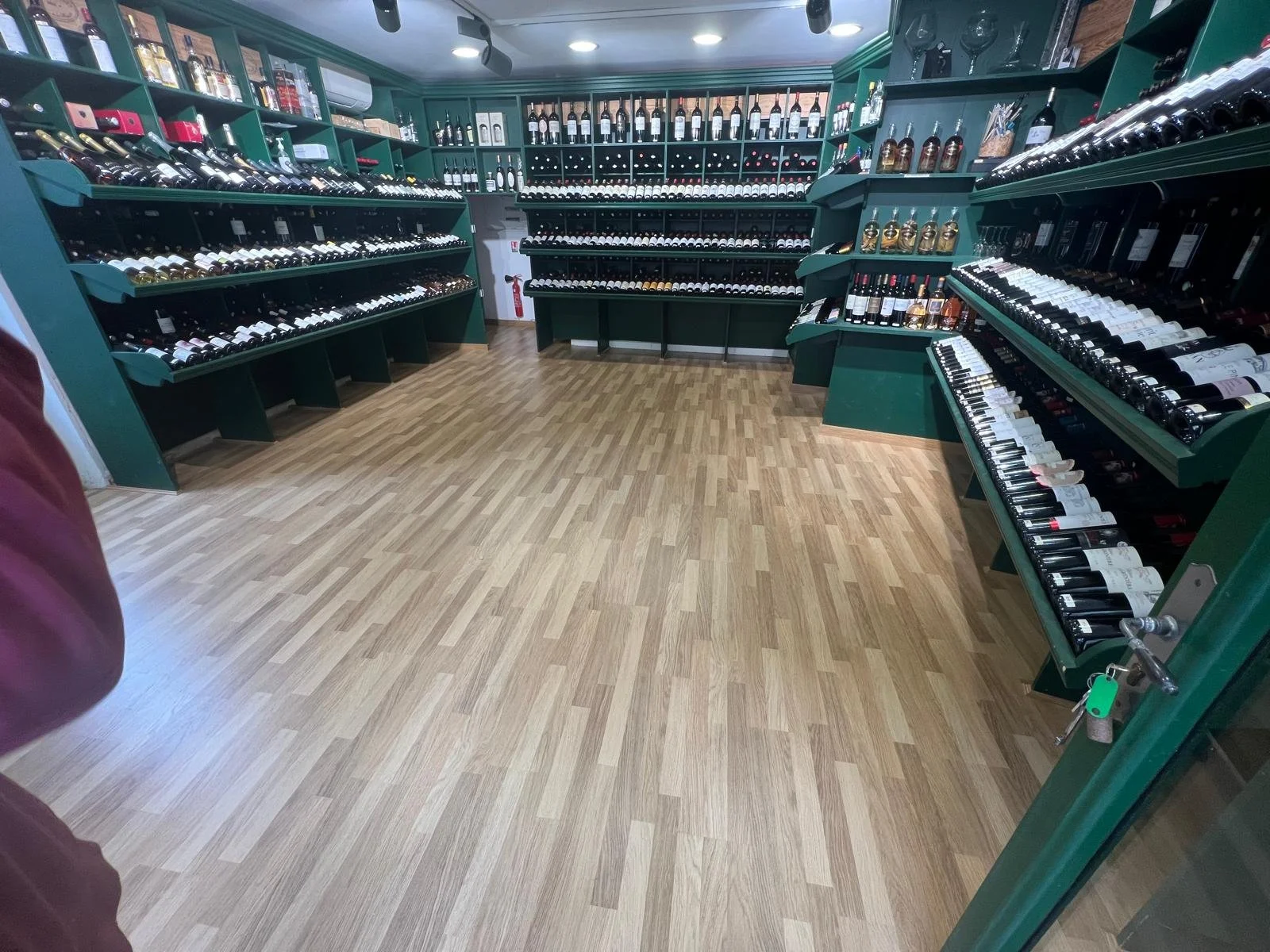 Poste de parquet et création d'un rayonnage pour exposer du vin, magasin de vin à Saint-Émilion.