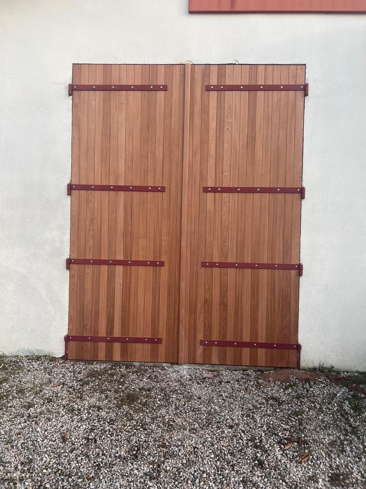 Création et pose d'une porte de chais.