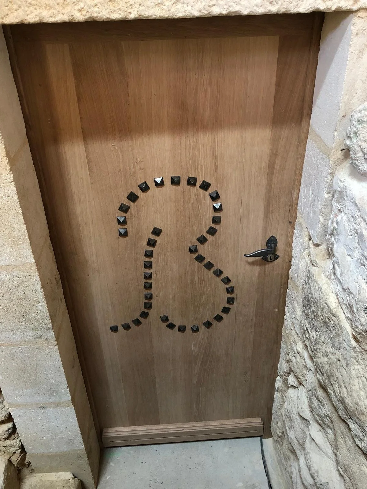 Fabrication d'une porte en bois à Puisseguin.