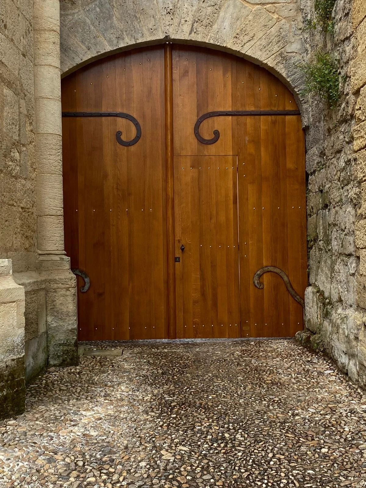 Création et pose porte en bois avec ferrure à Saint-Emilion