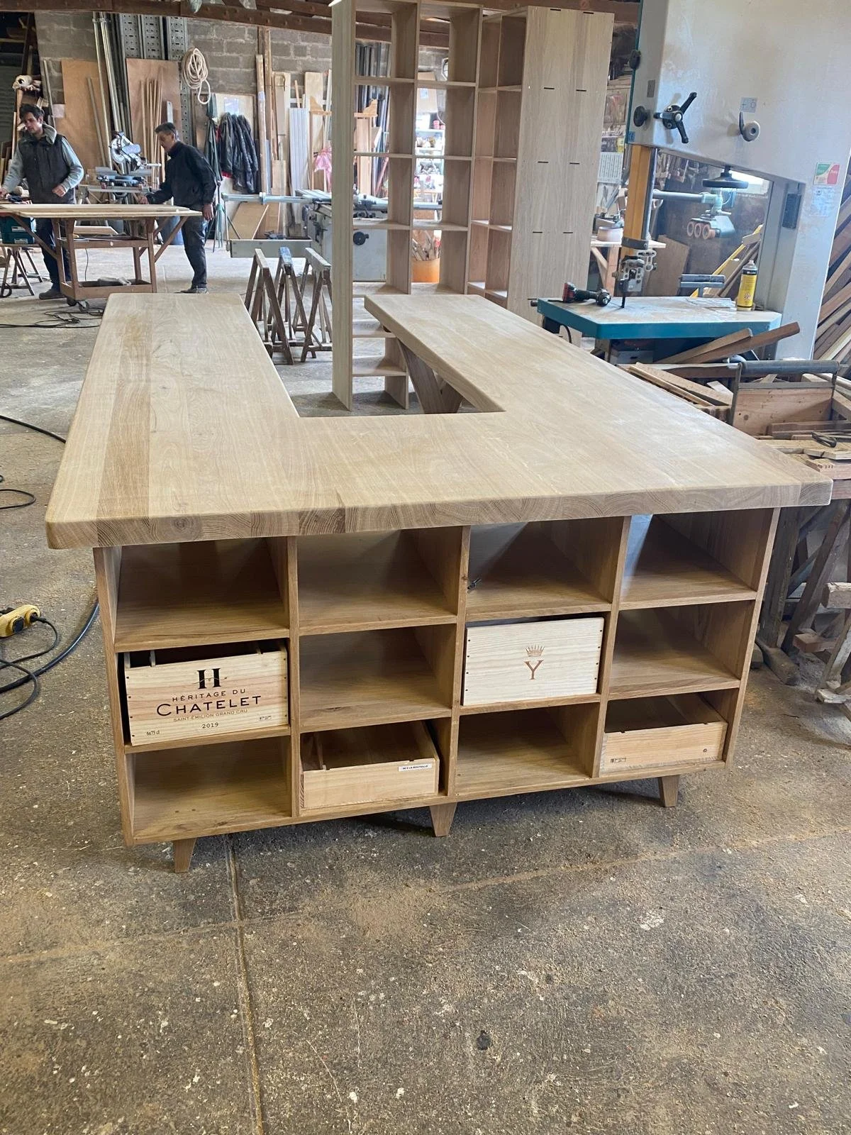 Fabrication d'une table de dégustation de vin pour un château à Saint-Émilion. 