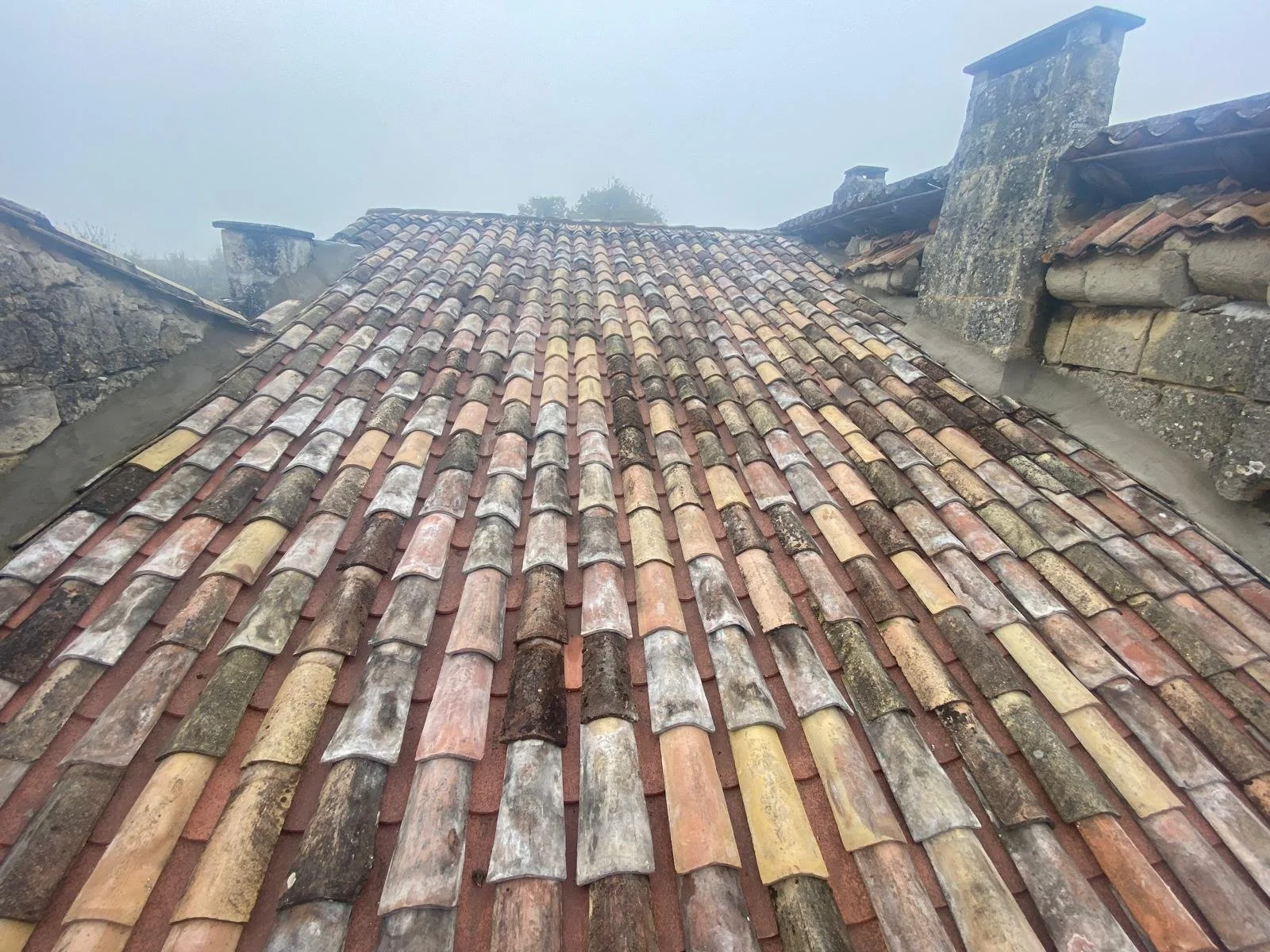 Rénovation de la couverture à Saint-Émilion en tuiles de Gironde, tuiles de récupération.