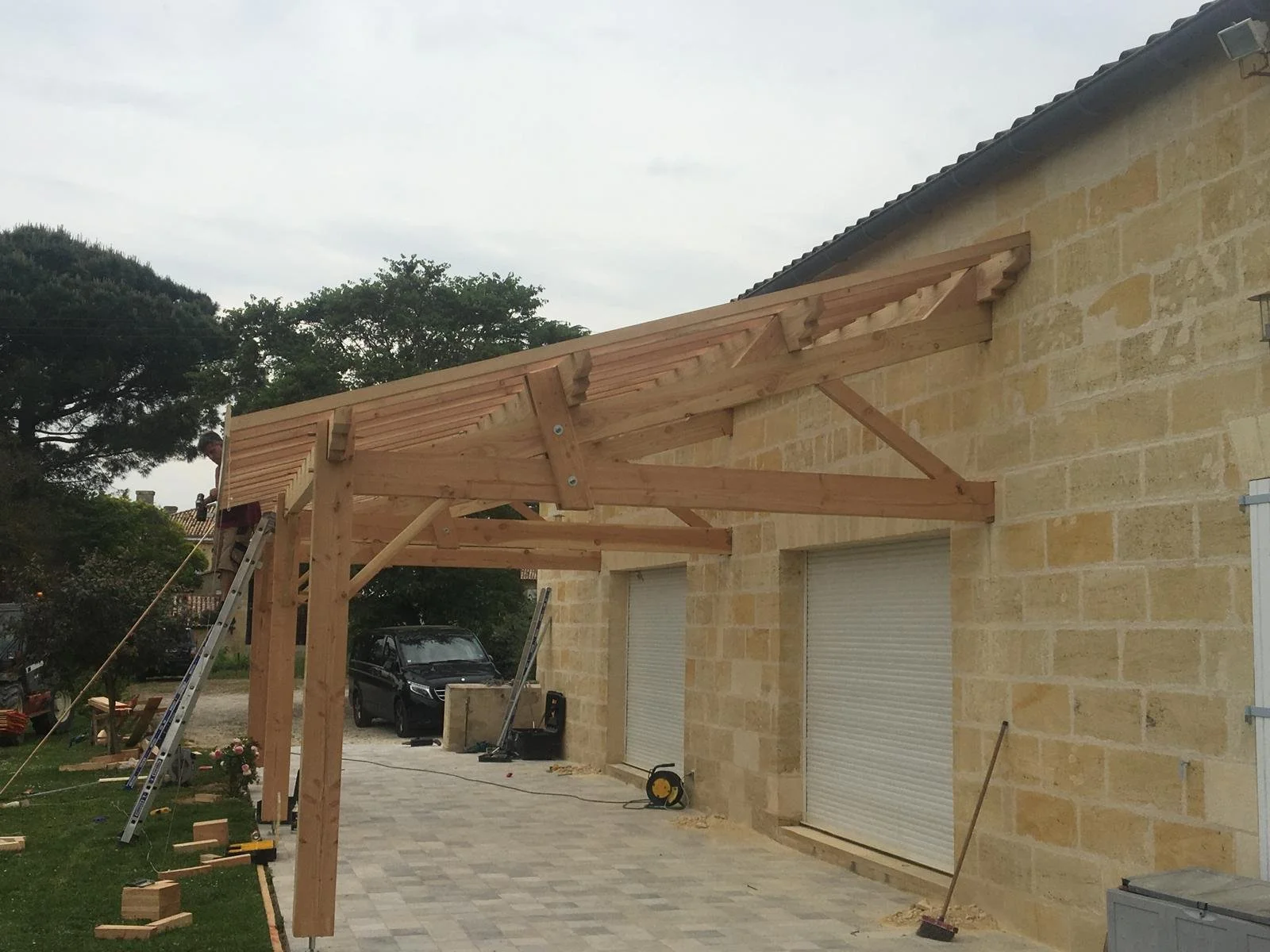 Fabrication et pose d'une terrasse couverte à vignonnet