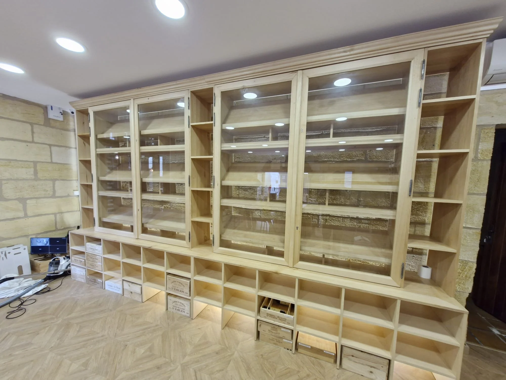 Vitrine pour un magasin de vin à Saint-Emilion Penchaud Fils