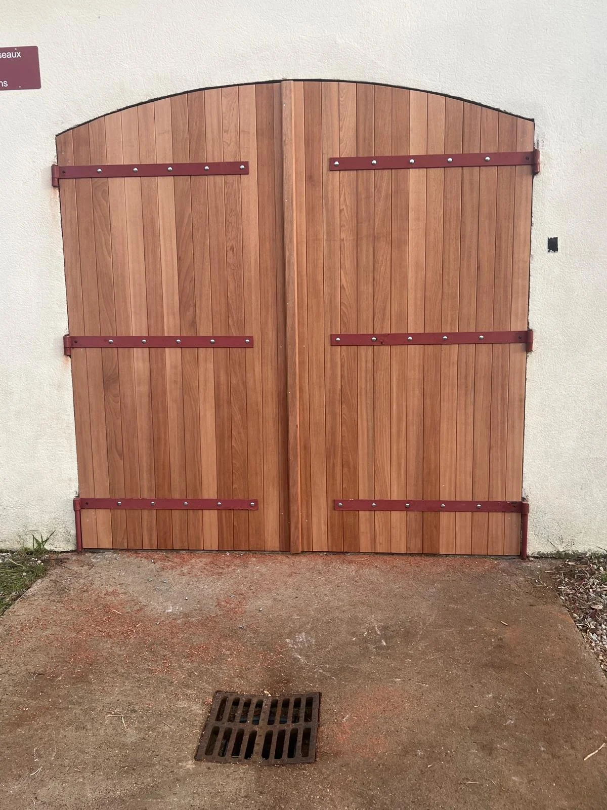 Pose d'une porte de chai centrée.