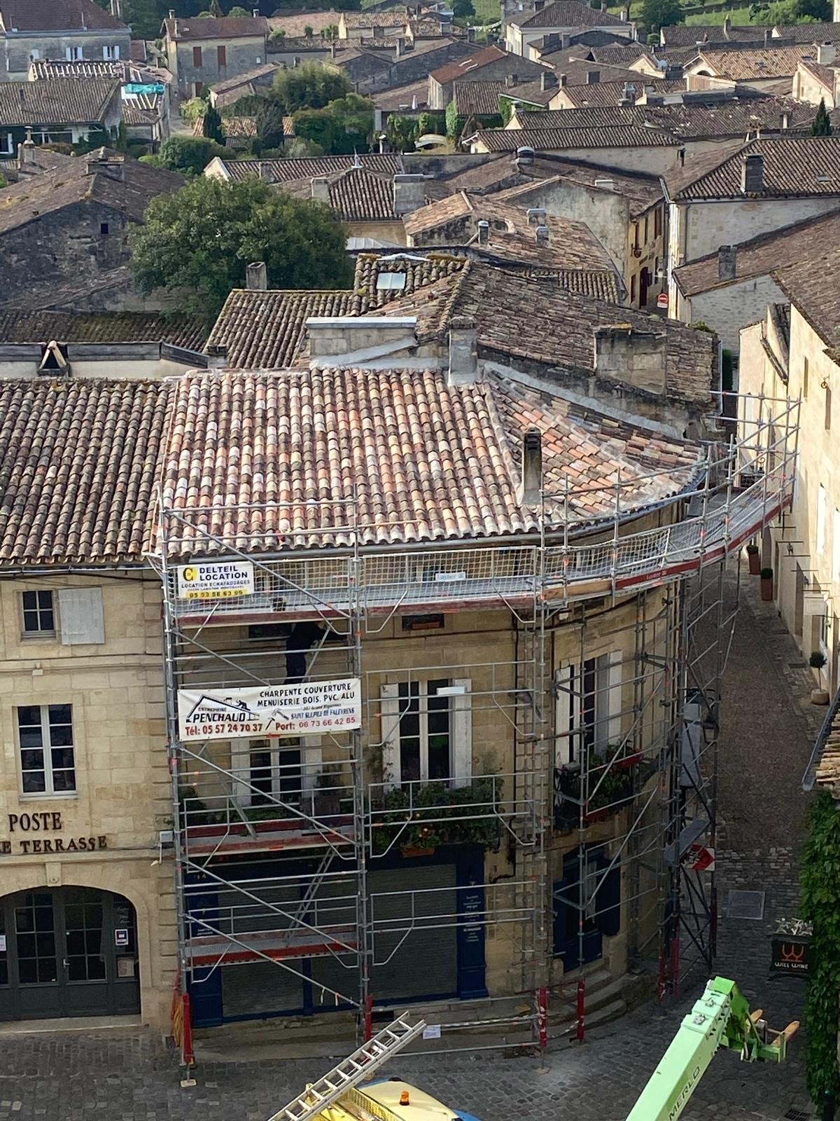 Rénovation de la toiture sur la place de Saint-Émilion.