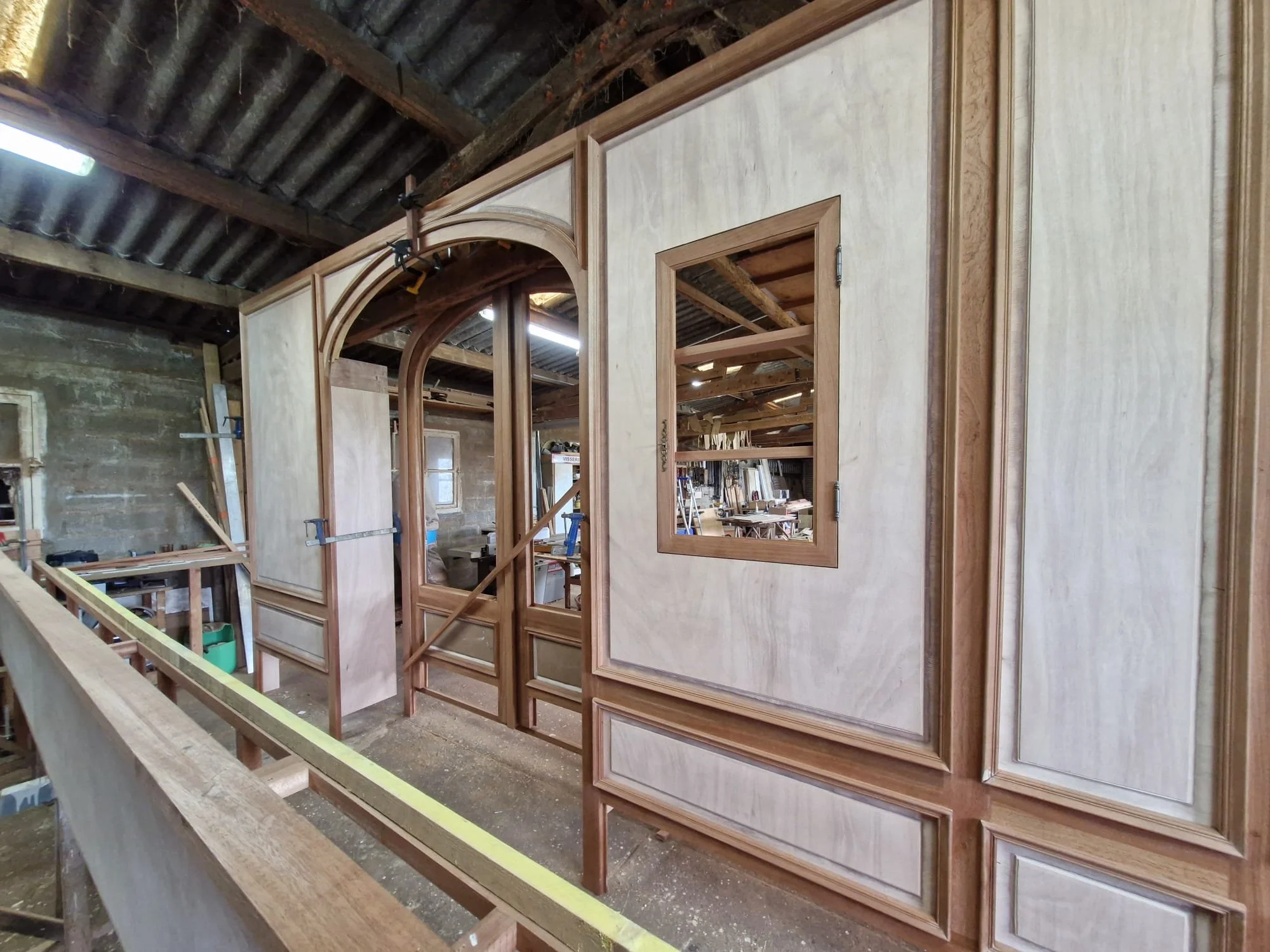 création fabrication en atelier vitrine magasin vin à Saint emilion