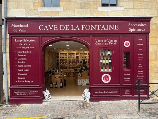 Création d'une façade pour un magasin de vin à Saint-Émilion avec une porte anse de panier