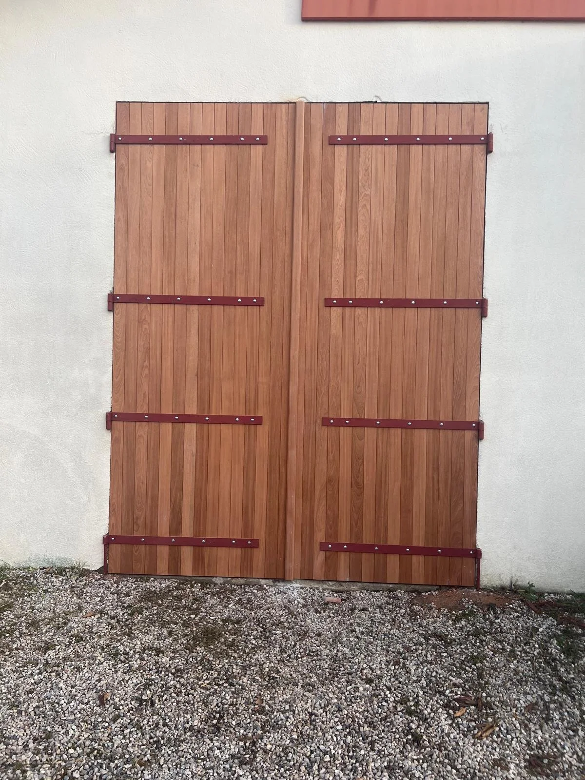 Création, fabrication et pose d'une porte de chai.