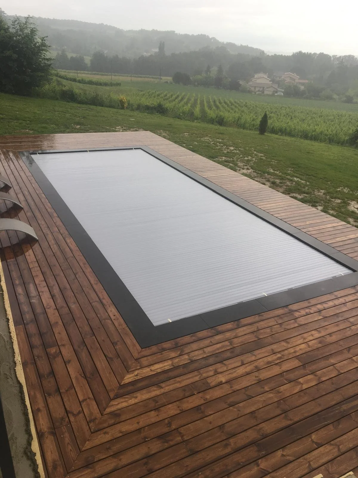 Création et pose d'une terrasse bois autour d'une piscine à Branne.