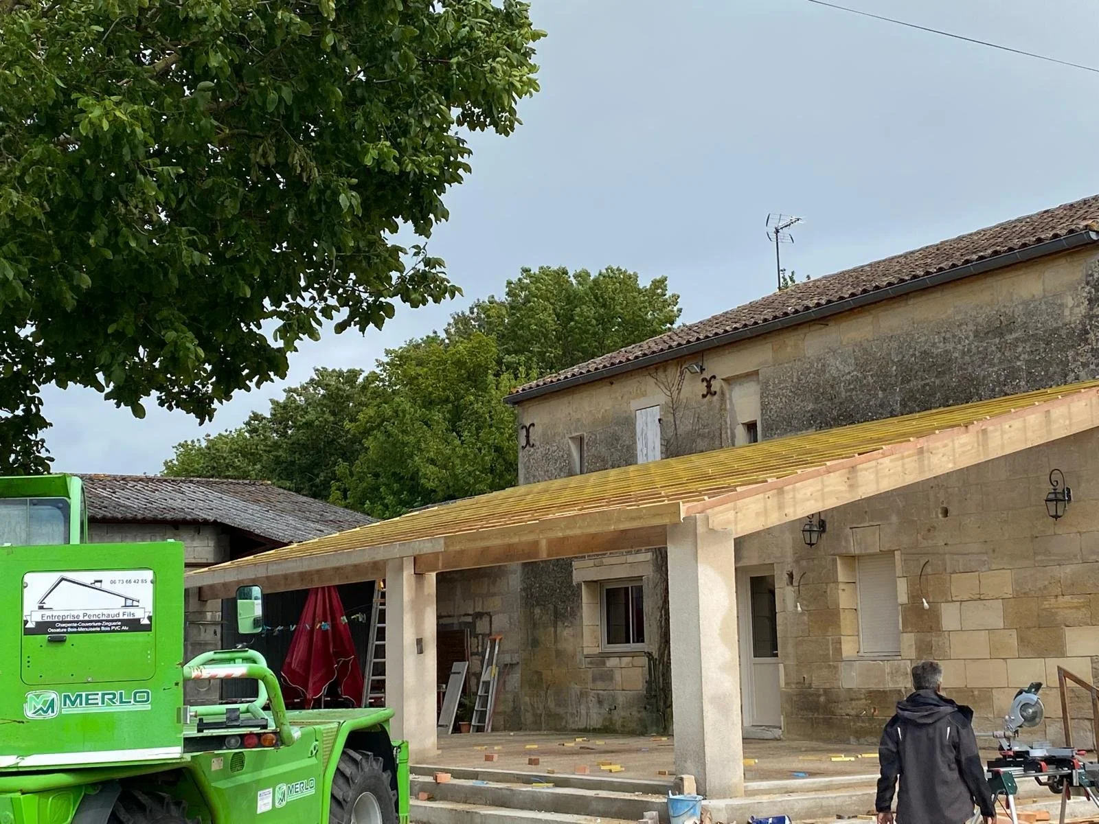 La pose de charpente et création de charpente pour couvrir une terrasse extérieure à Branne