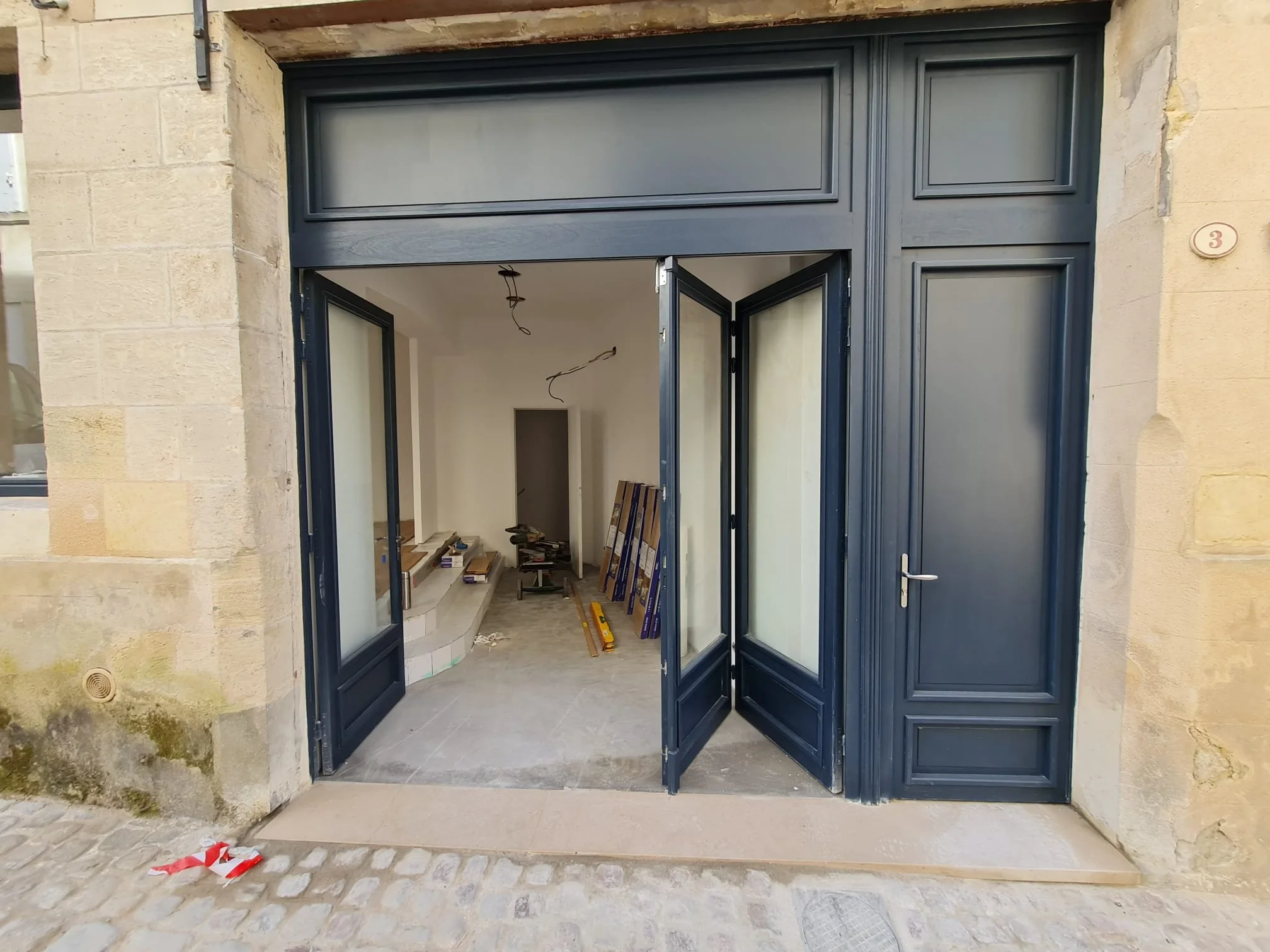 création facade magasin porte pliante